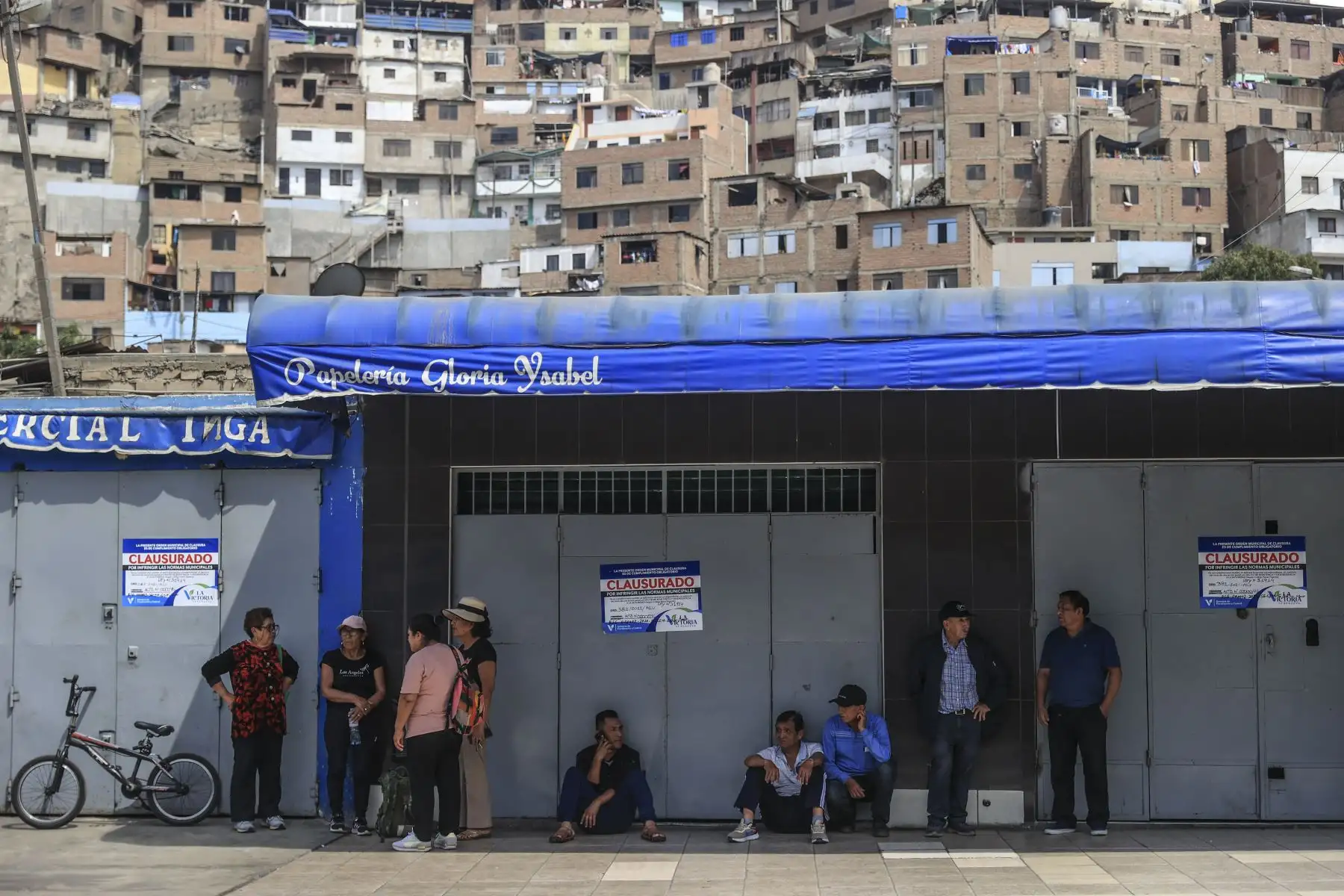 La municipalidad de La Victoria clausuró esta madrugada el mercado de abastos “9 de octubre” debido a una serie de problemas de infraestructura, salubridad y por mantener una deuda de más de 800 mil soles con la comuna. Foto: ANDINA/Jhonel Rodríguez Robles
