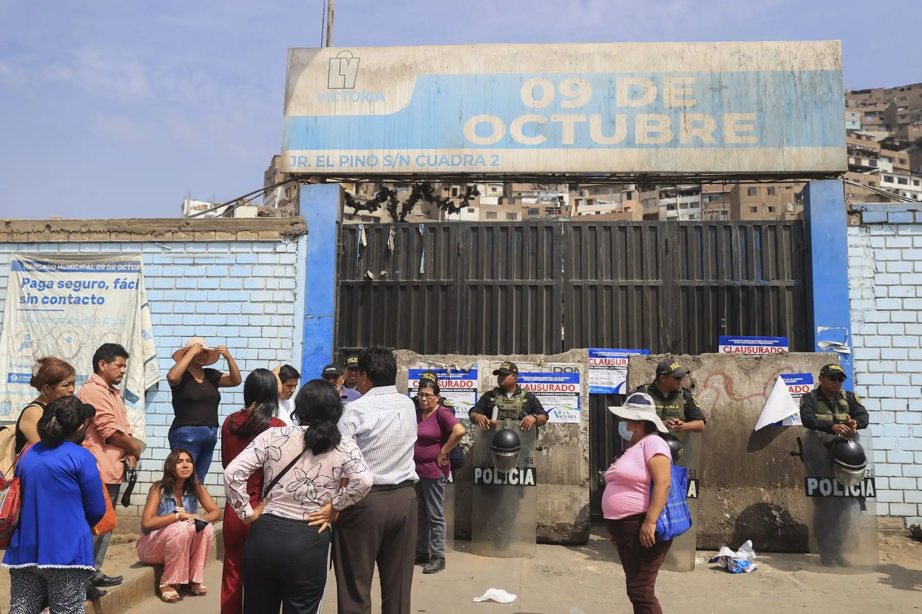 La municipalidad de La Victoria clausuró esta madrugada el mercado de abastos “9 de octubre” debido a una serie de problemas de infraestructura, salubridad y por mantener una deuda de más de 800 mil soles con la comuna. Foto: ANDINA/Jhonel Rodríguez Robles