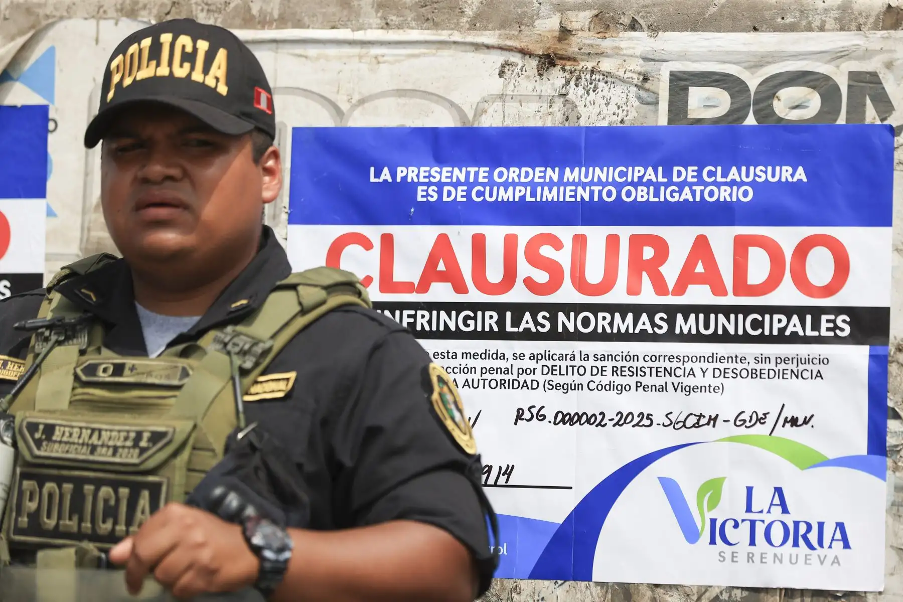 La municipalidad de La Victoria clausuró esta madrugada el mercado de abastos “9 de octubre” debido a una serie de problemas de infraestructura, salubridad y por mantener una deuda de más de 800 mil soles con la comuna. Foto: ANDINA/Jhonel Rodríguez Robles