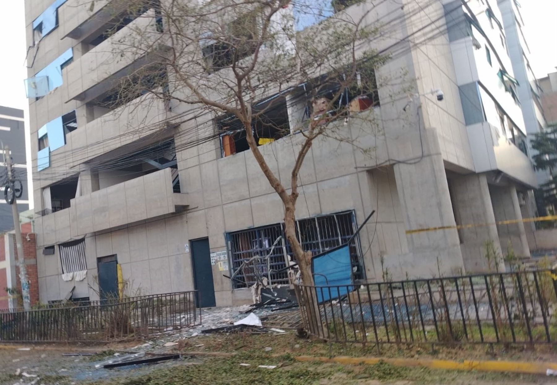 El explosivo causó cuantiosos daños en los exteriores de la sede del Ministerio Público en Trujillo. El artefacto fue dejado por un falso delivery.