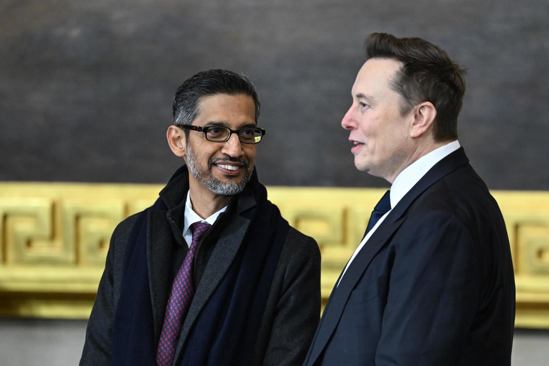 El director general de Google, Sundar Pichai, habla con el director general de Tesla y SpaceX, Elon Musk, cuando llegan a la ceremonia de inauguración antes de que Donald Trump preste juramento como presidente número 47 de Estados Unidos en la rotonda del Capitolio de Estados Unidos en Washington.
Foto: EFE