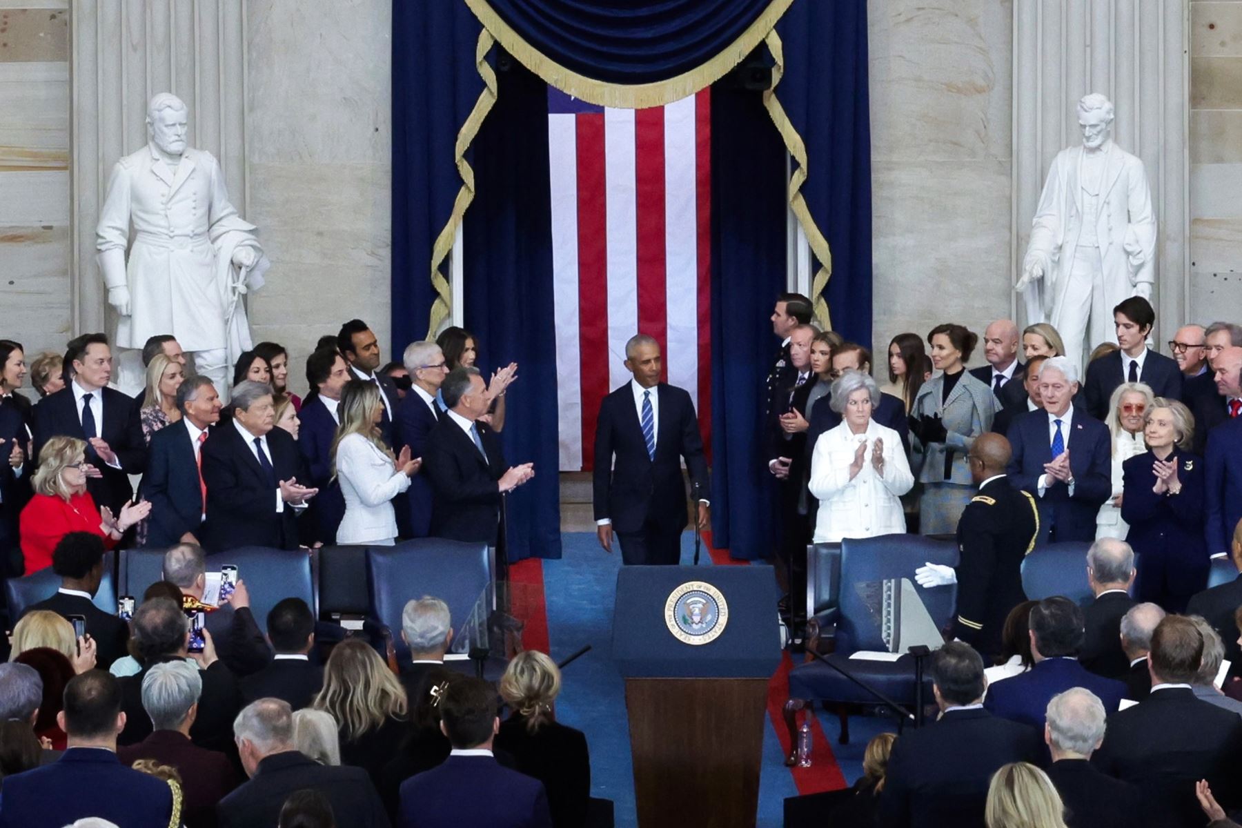 El expresidente estadounidense Barack Obama llega a la toma de posesión presidencial de Donald Trump en la Rotonda del Capitolio de Estados Unidos en Washington, EE.UU.
Foto: EFE