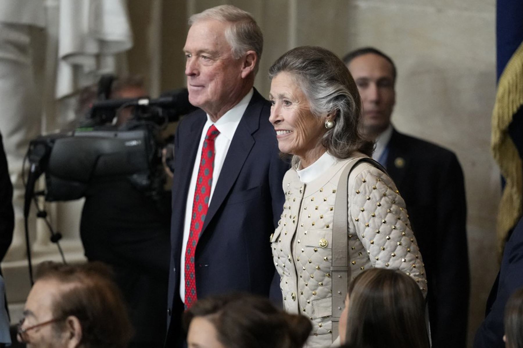 El ex vicepresidente Dan Quayle y su esposa Marilyn Quayle asisten a la inauguración de Donald J. Trump en la Rotonda del Capitolio de los Estados Unidos el 20 de enero de 2025 en Washington, DC. Donald Trump asume su segundo mandato como el 47º presidente de Estados Unidos.  
Foto: AFP