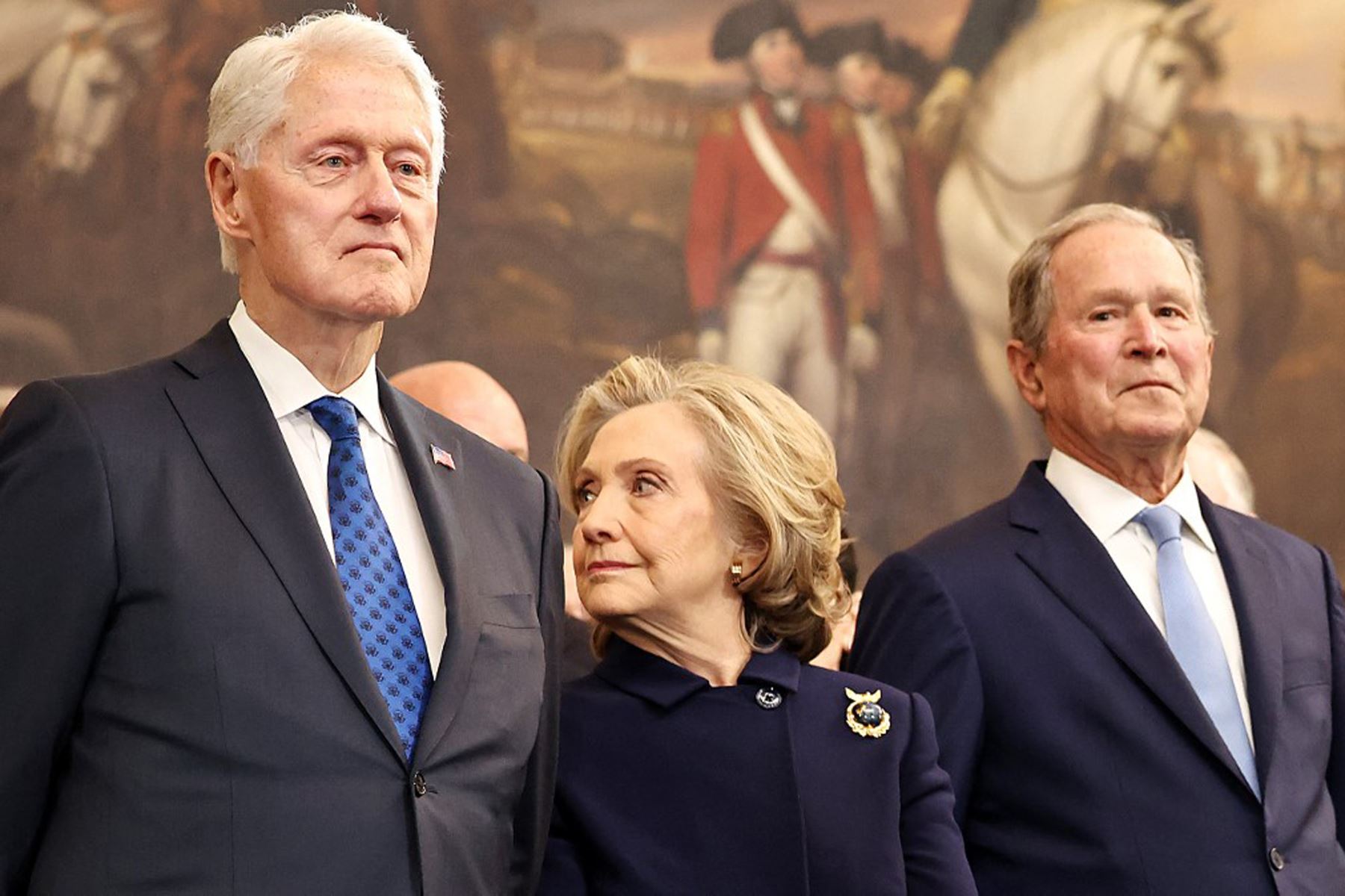 El expresidente estadounidense Bill Clinton, la exsecretaria de Estado estadounidense Hillary Clinton y el expresidente estadounidense George W. Bush asisten a la toma de posesión del presidente electo estadounidense Donald Trump en la Rotonda del Capitolio de los Estados Unidos el 20 de enero de 2025 en Washington, DC. 
Foto: AFP