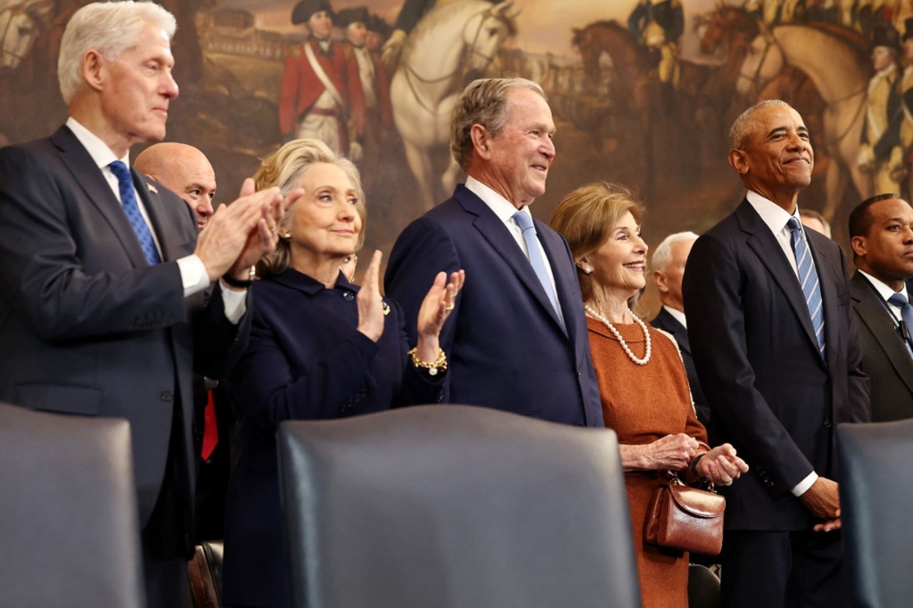 El expresidente estadounidense Bill Clinton, la exsecretaria de Estado estadounidense Hillary Clinton, el expresidente estadounidense George W. Bush, la exprimera dama Laura Bush y el expresidente estadounidense Barack Obama llegan a la toma de posesión del presidente electo estadounidense Donald Trump en la Rotonda del Capitolio de los Estados Unidos el 20 de enero de 2025 en Washington, DC. Donald Trump asume su segundo mandato como el 47º presidente de Estados Unidos. 
Foto: AFP