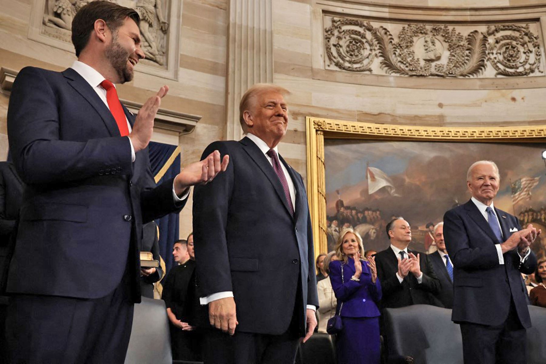 El vicepresidente electo de los Estados Unidos, el ex senador J.D. Vance  y el presidente electo de los Estados Unidos, Donald Trump, llegan a las ceremonias de inauguración en la Rotonda del Capitolio de los Estados Unidos el 20 de enero de 2025 en Washington, DC. Donald Trump asume su segundo mandato como el 47º presidente de Estados Unidos.  
Foto: AFP