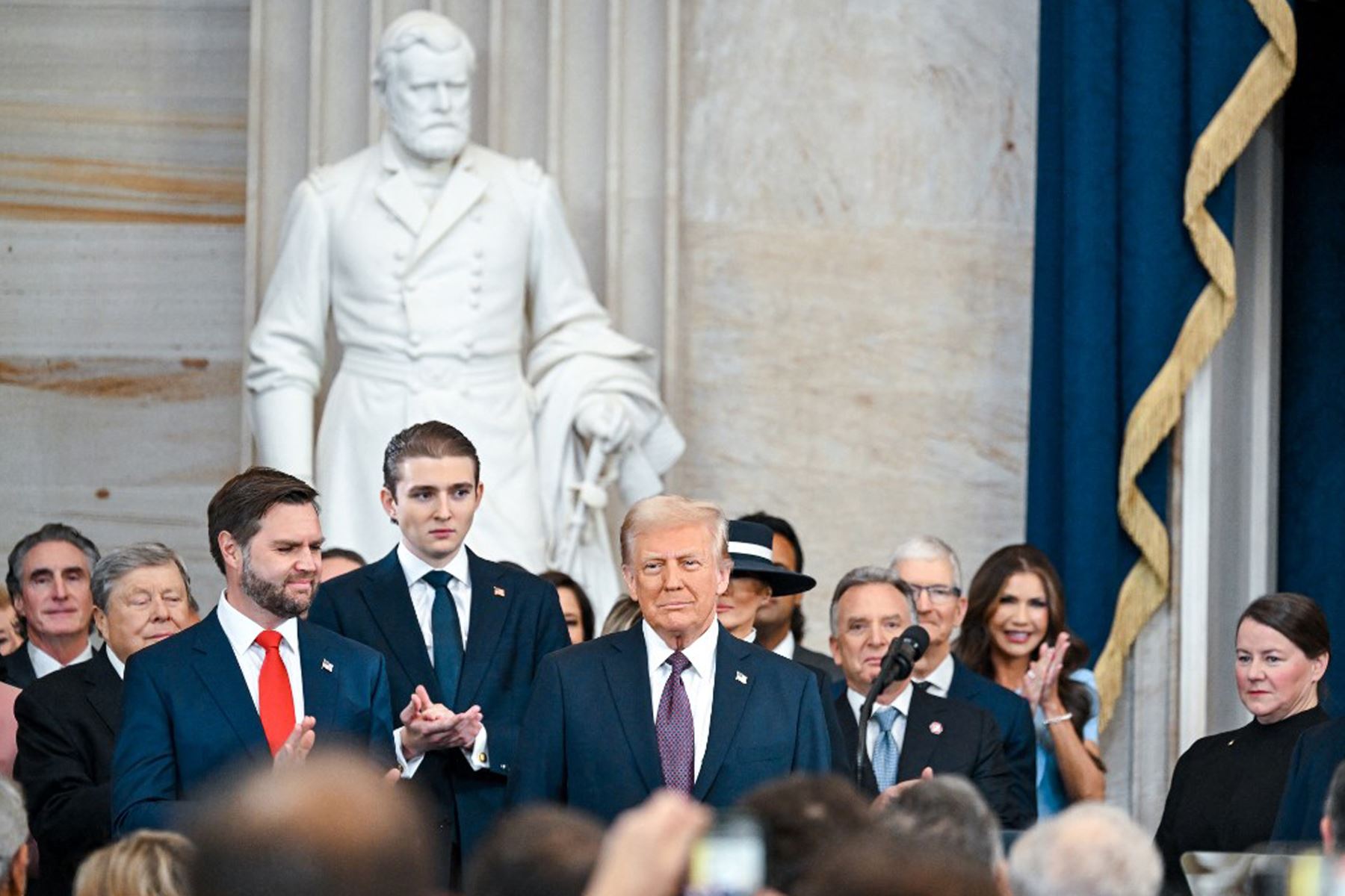 El presidente electo Donald J. Trump llega para la toma de posesión de Donald Trump como el 47º presidente de los Estados Unidos que tiene lugar dentro de la Rotonda del Capitolio de los Estados Unidos en Washington, D.C.
Foto: AFP