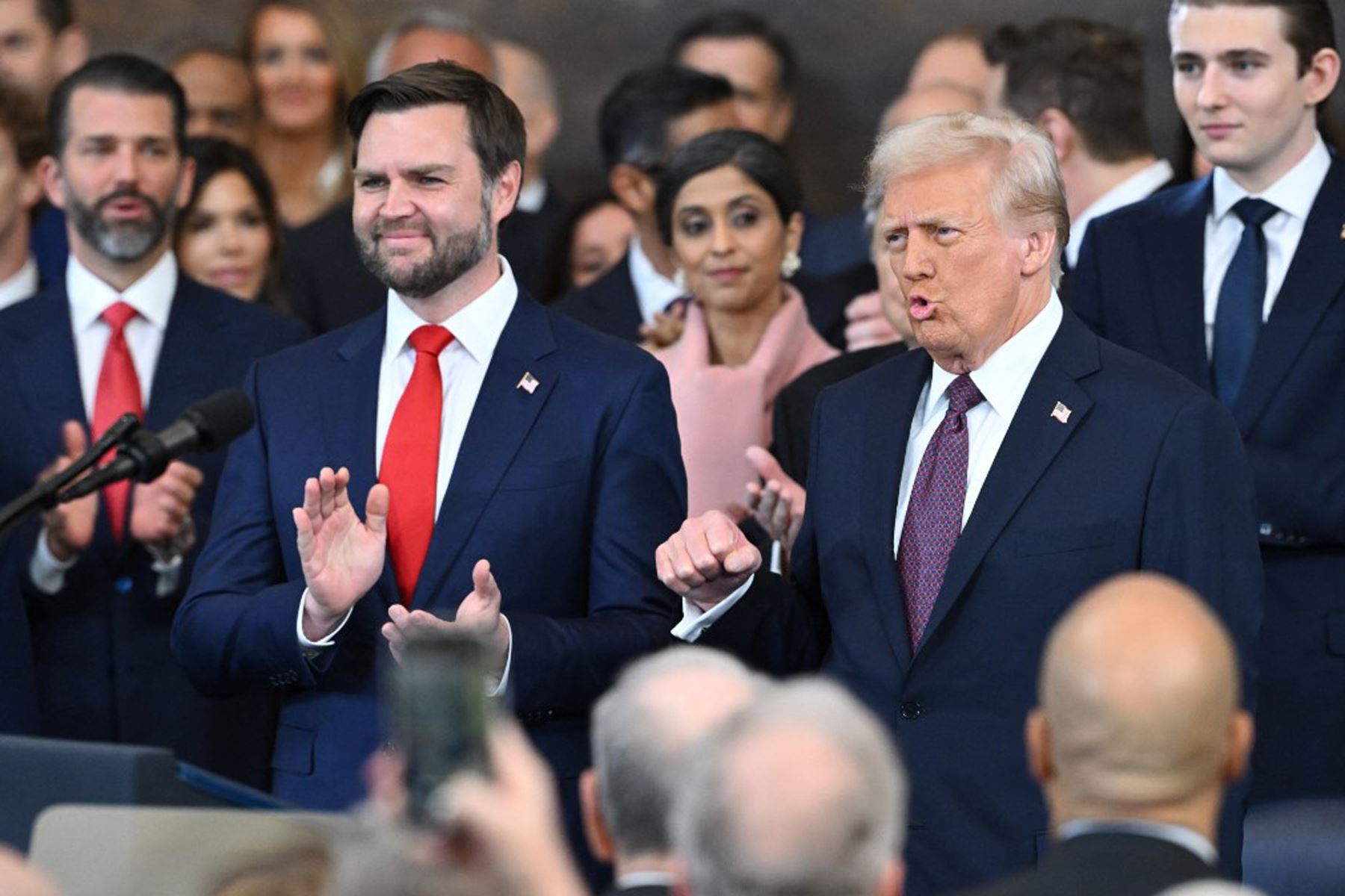 El vicepresidente electo de los Estados Unidos, J.D. Vance, aplaude cuando el presidente electo Donald Trump llega a la ceremonia de inauguración antes de que Trump preste juramento como el 47º presidente de los Estados Unidos en la Rotonda del Capitolio de los Estados Unidos en Washington, DC,.
Foto: AFP