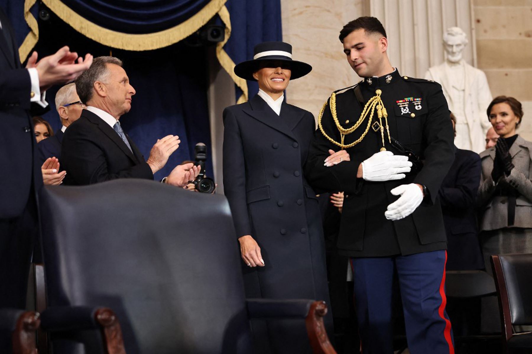 Melania Trump llega a la toma de posesión del presidente electo de Estados Unidos, Donald Trump, en la Rotonda del Capitolio de Estados Unidos el 20 de enero de 2025 en Washington, DC. Donald Trump asume su segundo mandato como el 47º presidente de Estados Unidos.   
Foto: AFP