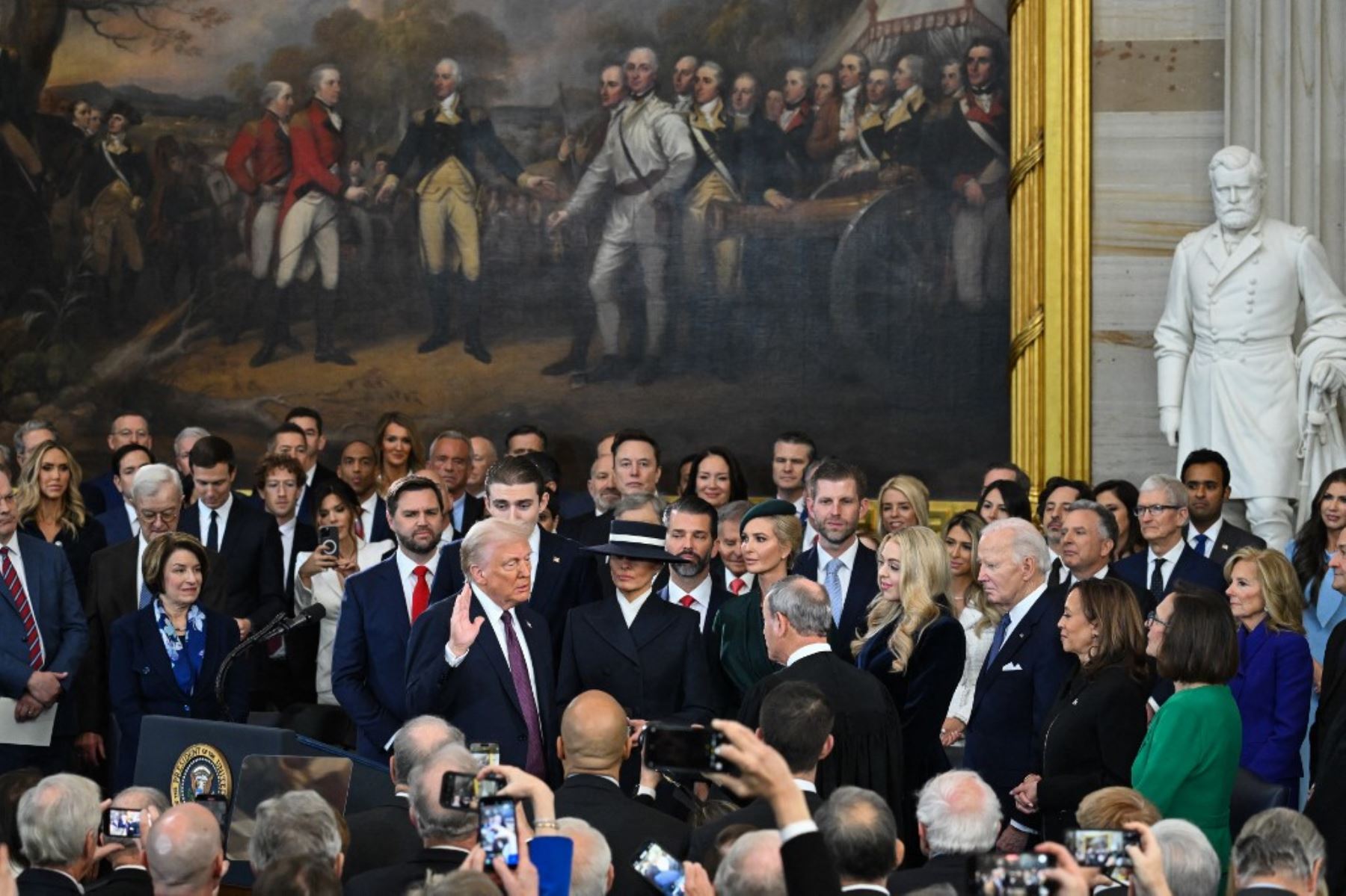 Donald Trump presta juramento como el 47º presidente de Estados Unidos en la Rotonda del Capitolio de Estados Unidos en Washington, DC, el 20 de enero de 2025. Foto: AFP