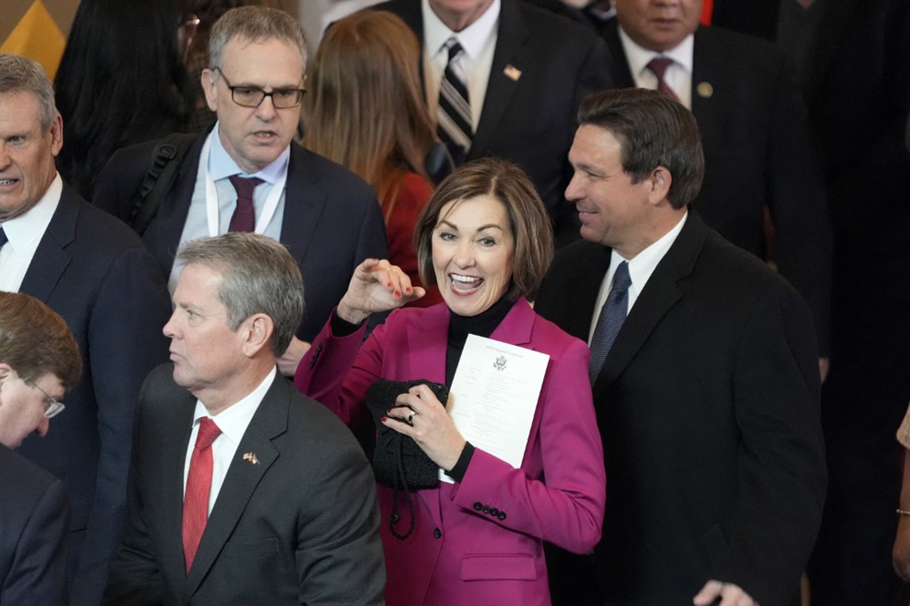 El gobernador de Iowa, Kim Reynolds , y el gobernador de Florida, Ron DeSantis , llegan al área de visualización VIP en el Salón de la Emancipación para la inauguración de Donald J. Trump en la Rotonda del Capitolio de los Estados Unidos el 20 de enero. 2025 en Washington, DC. 
Foto: AFP