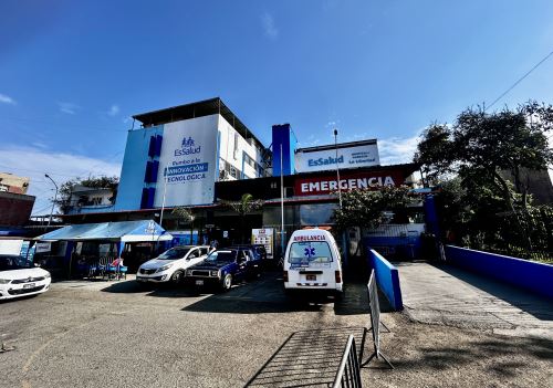 EsSalud informó que el Hospital I Albrecht, ubicado en Trujillo, reporta daños materiales a consecuencia de la detonación de un explosivo en el frontis del Ministerio Público; sin embargo, aseguró que atiende con normalidad a los asegurados. ANDINA/Difusión