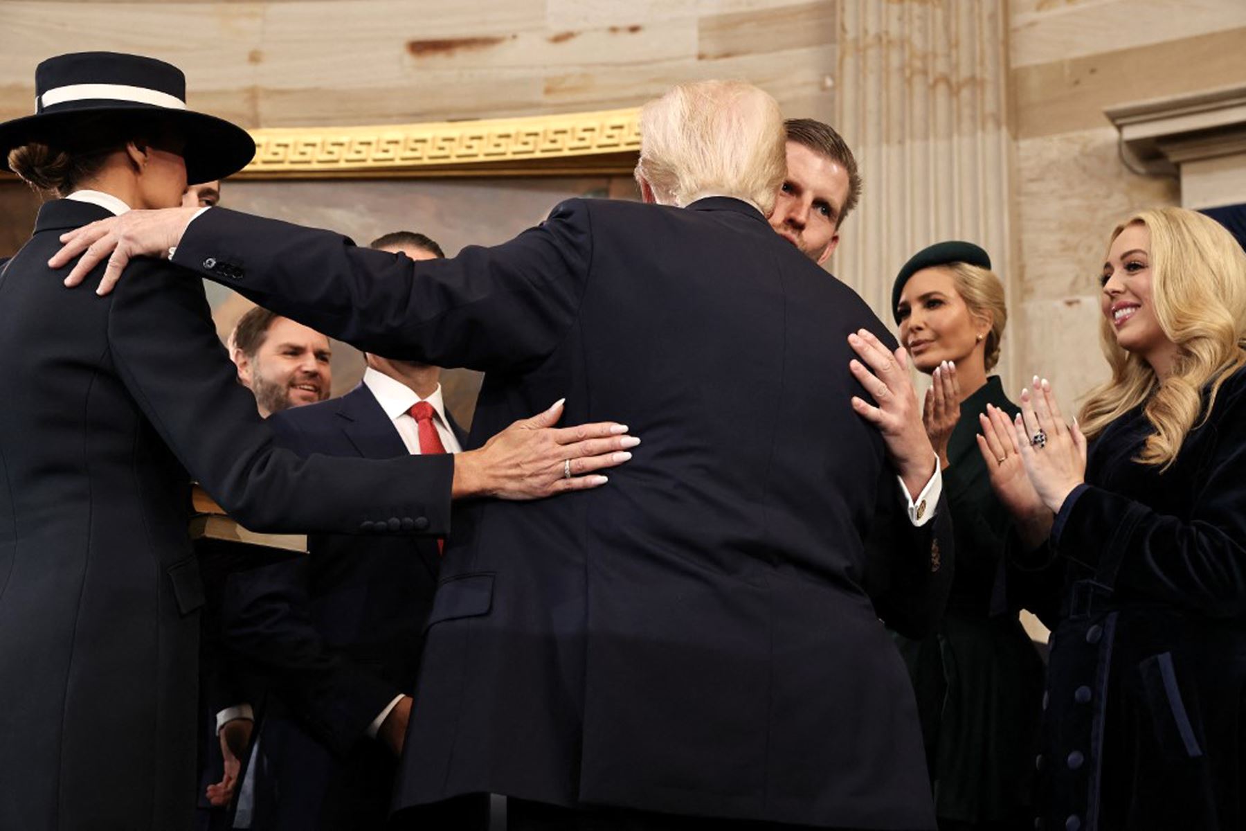 Donald Trump abraza a su familia después de prestar juramento durante las ceremonias de inauguración en la Rotonda del Capitolio de Estados Unidos el 20 de enero de 2025 en Washington, DC. Donald Trump asume su segundo mandato como el 47º presidente de Estados Unidos. 
Foto: AFP