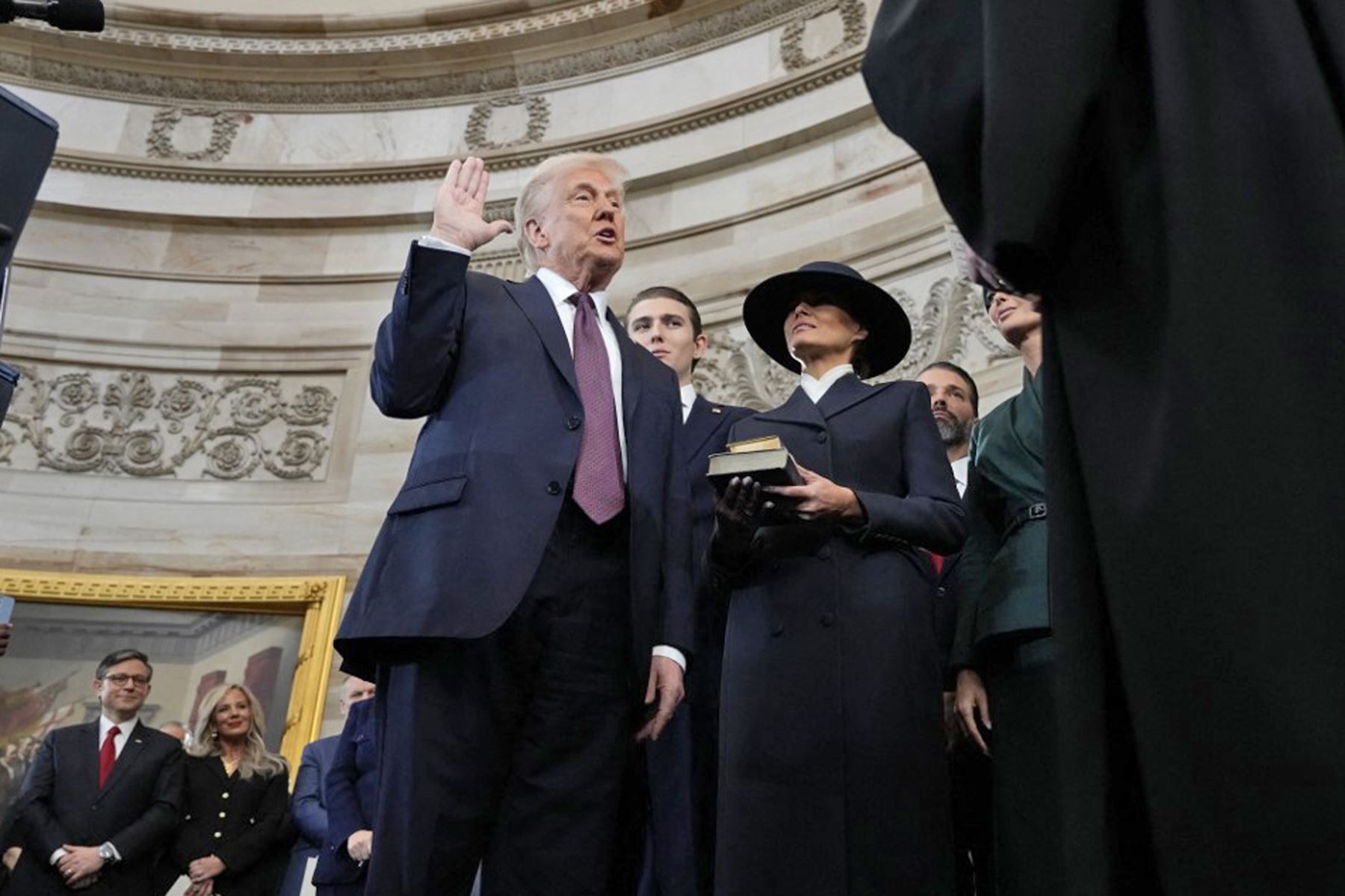 El presidente electo de Estados Unidos, Donald Trump, presta juramento mientras Melania Trump, Ivanka Trump, Donald Trump Jr. y Eric Trump observan durante las ceremonias de inauguración en la Rotonda del Capitolio de Estados Unidos el 20 de enero de 2025 en Washington, DC. Donald Trump asume su segundo mandato como el 47º presidente de Estados Unidos. 
Foto: AFP