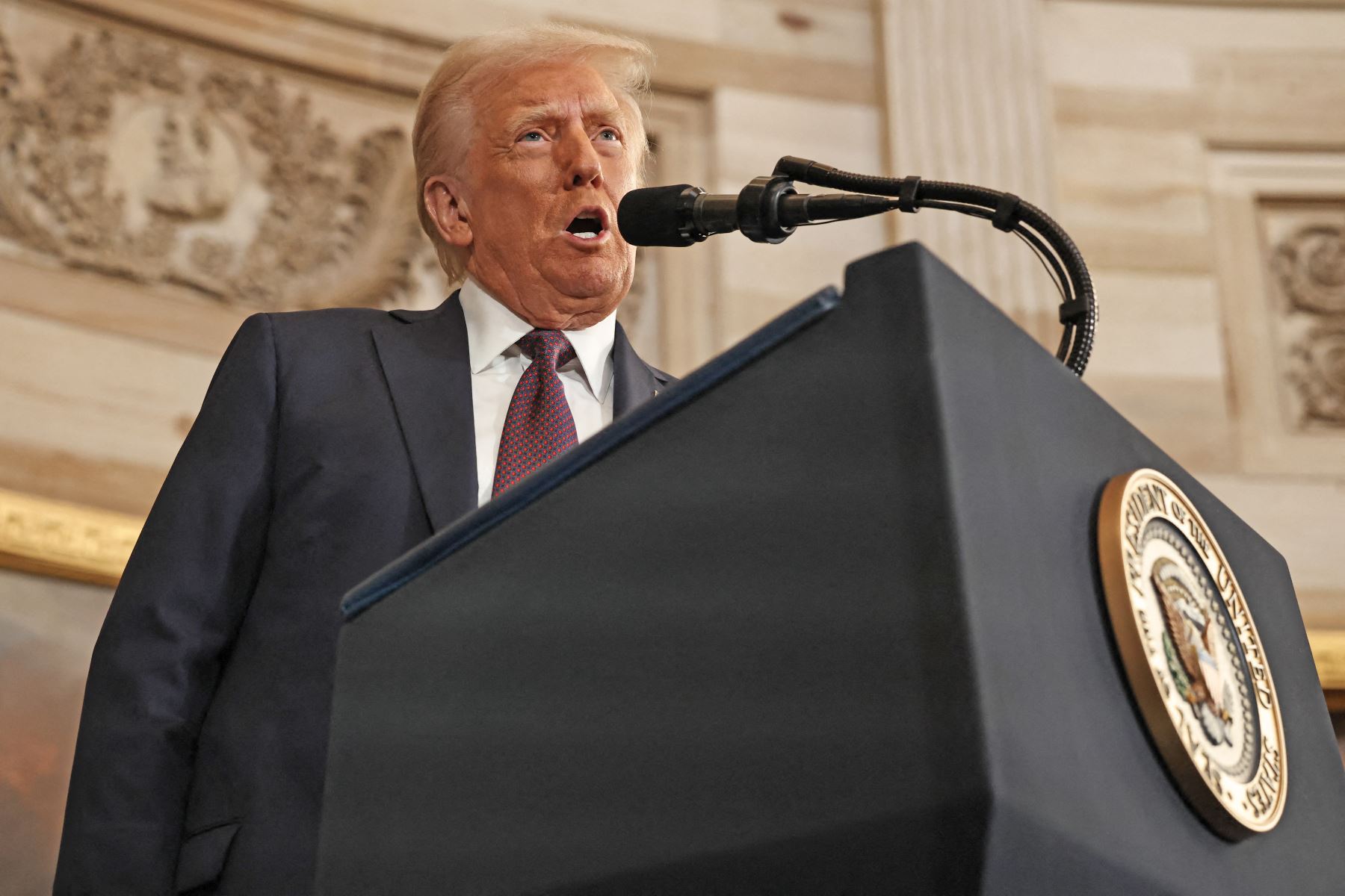 El presidente estadounidense Donald Trump habla durante las ceremonias de inauguración en la Rotonda del Capitolio de los Estados Unidos el 20 de enero de 2025 en Washington, DC. Donald Trump asume su segundo mandato como el 47º presidente de Estados Unidos.  
Foto: AFP