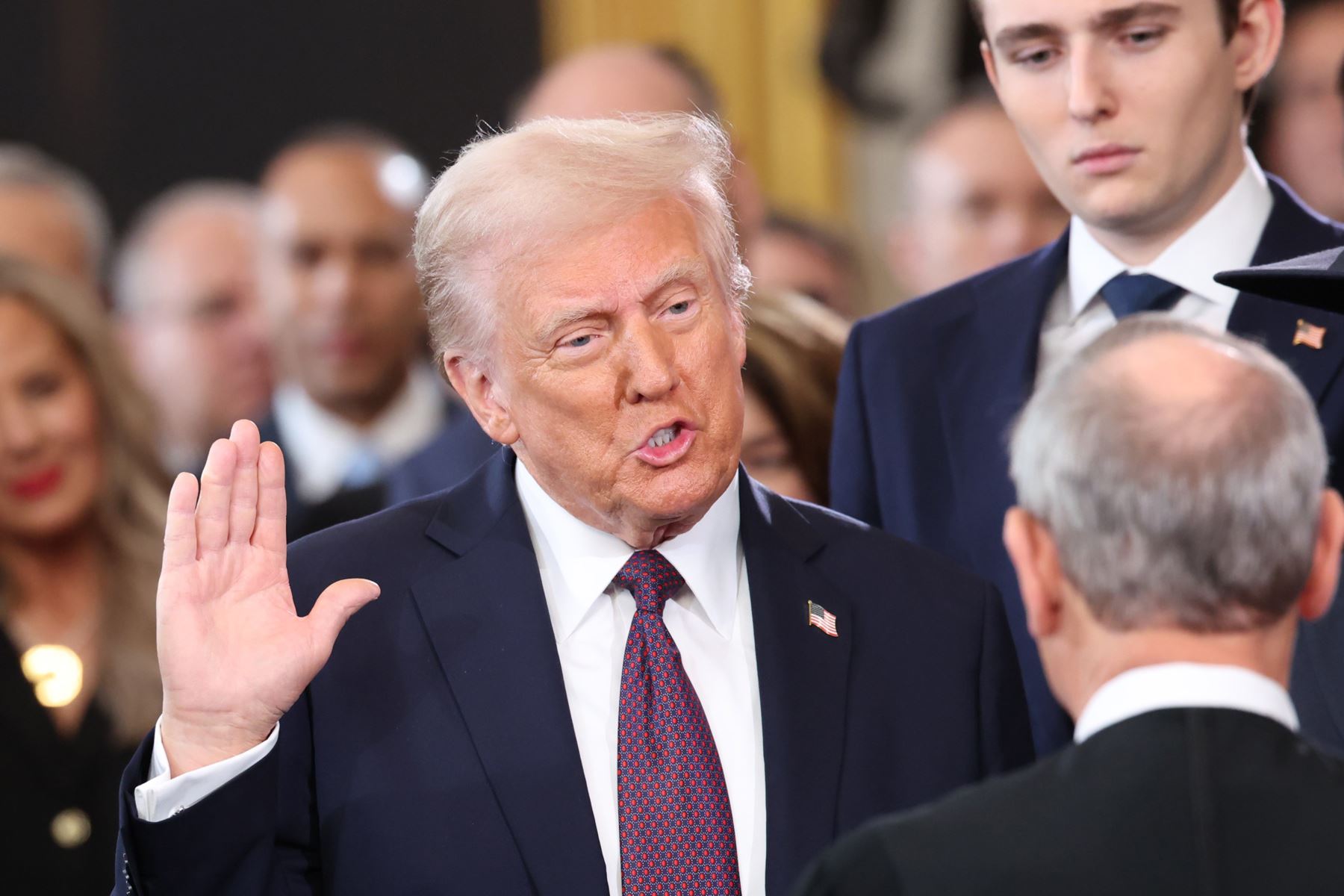 Donald Trump toma juramento como presidente número 47 de Estados Unidos en la rotonda del Capitolio estadounidense en Washington, DC.
Foto: AFP