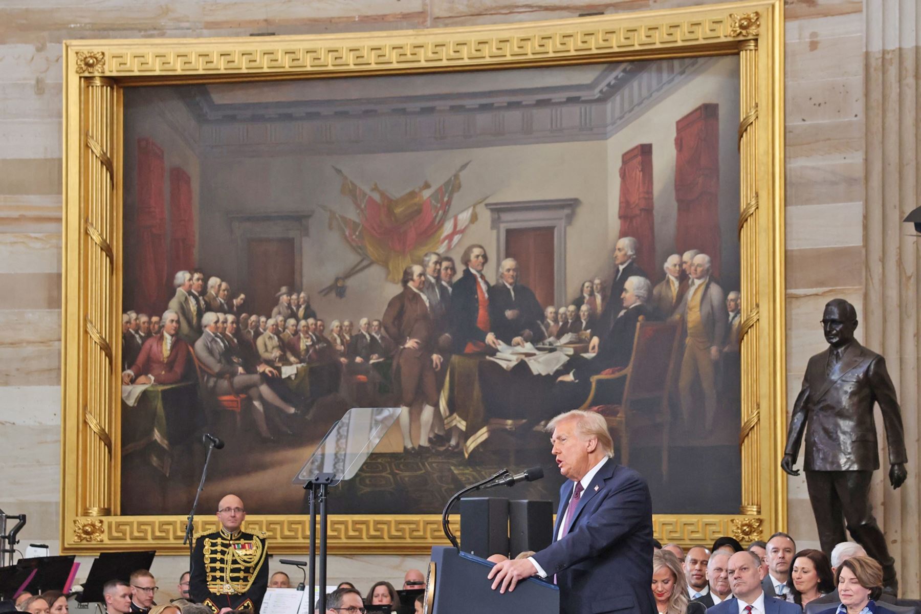 El presidente estadounidense, Donald Trump, habla tras prestar juramento el día de su toma de posesión presidencial en la rotonda del Capitolio de Estados Unidos en Washington, DC .
Foto: AFP