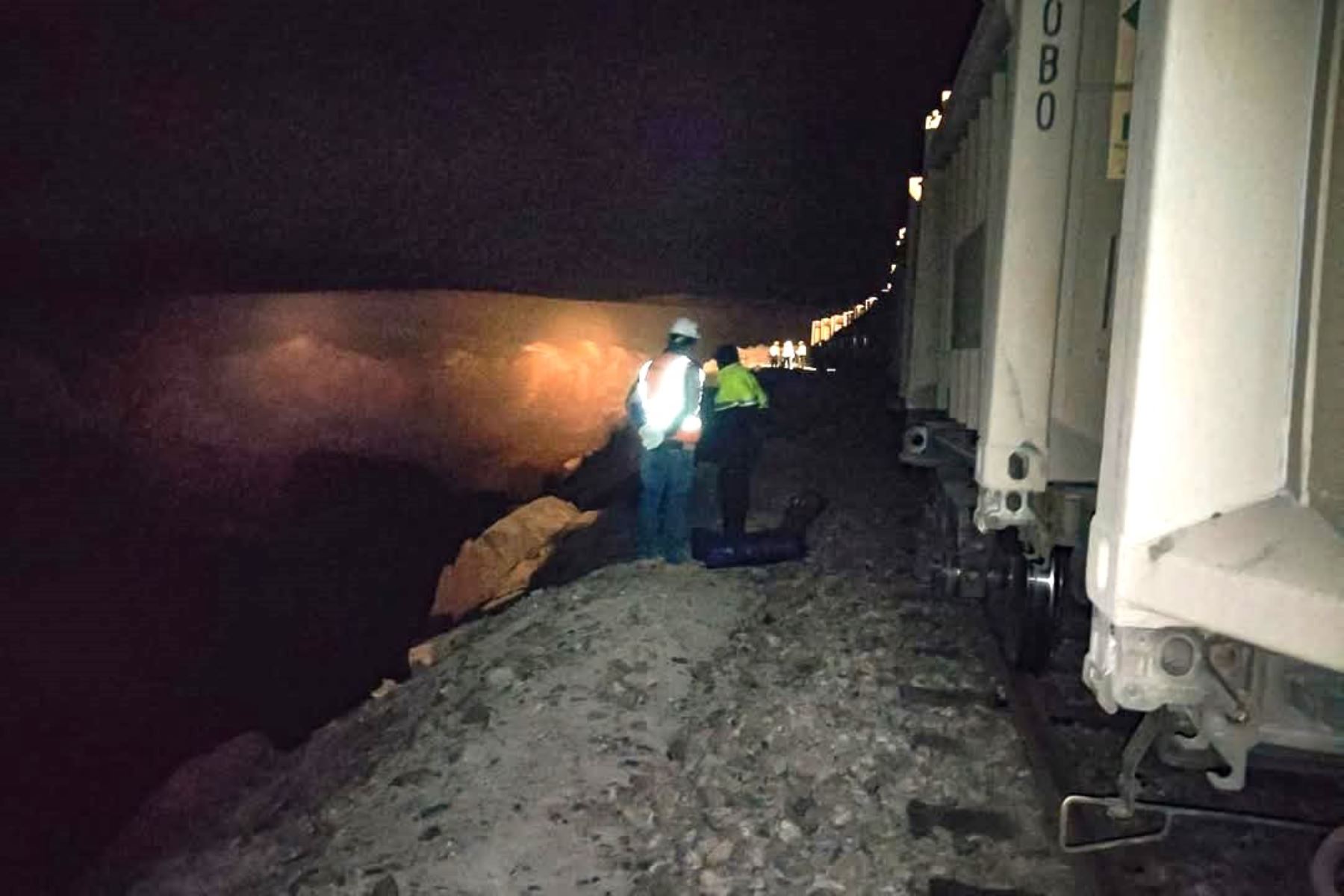 El tren de carga que se dirigía al puerto de Matarani, en Arequipa, sufrió un descarrilamiento. El accidente dejó una persona fallecida y otra herida. ANDINA/Difusión