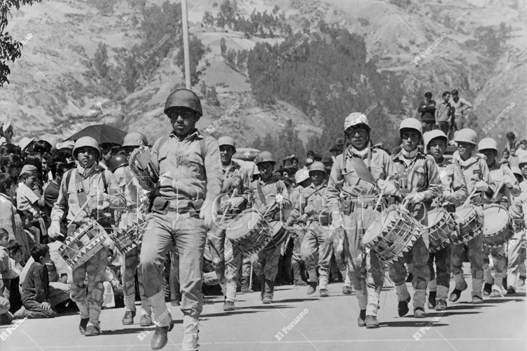 Áncash - 27 julio 1972 / Imponente banda de música de un colegio nacional durante el desfile escolar que fue presidido por autoridades de Huaraz. Foto: Archivo Histórico de El Peruano