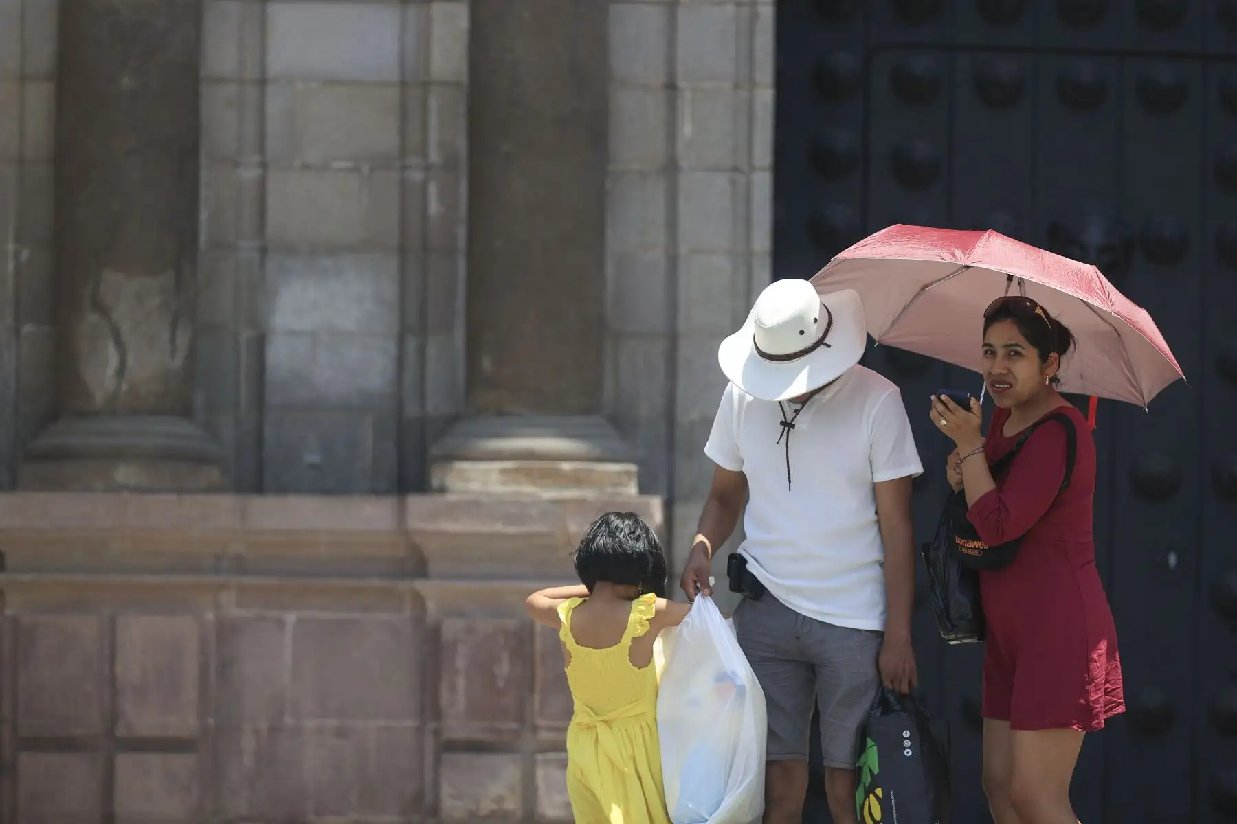 Indeci recomienda a la población aplicarse bloqueador y protector solar, si está expuesto a la radiación solar, así como usar sombreros de ala ancha y gafas con filtro ultravioleta.ANDINA/Jhonel Rodríguez Robles