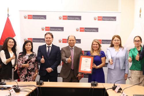 Ministro de Trabajo y Promoción del Empleo, Daniel Maurate, recibió la certificación de gestión de la seguridad de la información de la planilla electrónica en su portafolio. Foto: Cortesía.