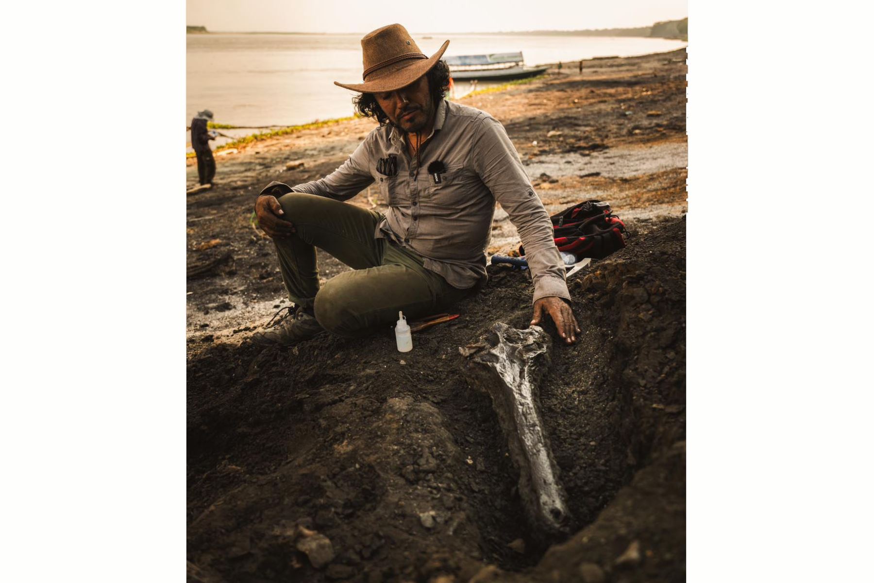 Trabajo de campo del paleontólogo peruano Rodolfo Salas-Gismondi durante la expedición Río Napo 2018, en la región Loreto. Foto: Cortesía Dai Umemoto