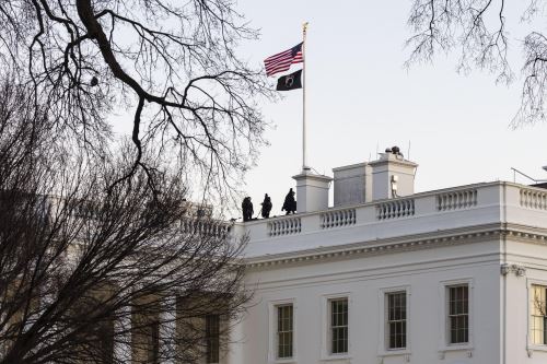 Trump dijo que, bajo la autoridad que le confieren la Constitución y las leyes del país, la bandera de EE. UU. ondeará a plena asta tanto este día de la toma de posesión como en las futuras jornadas de investidura presidencial. Foto: EFE