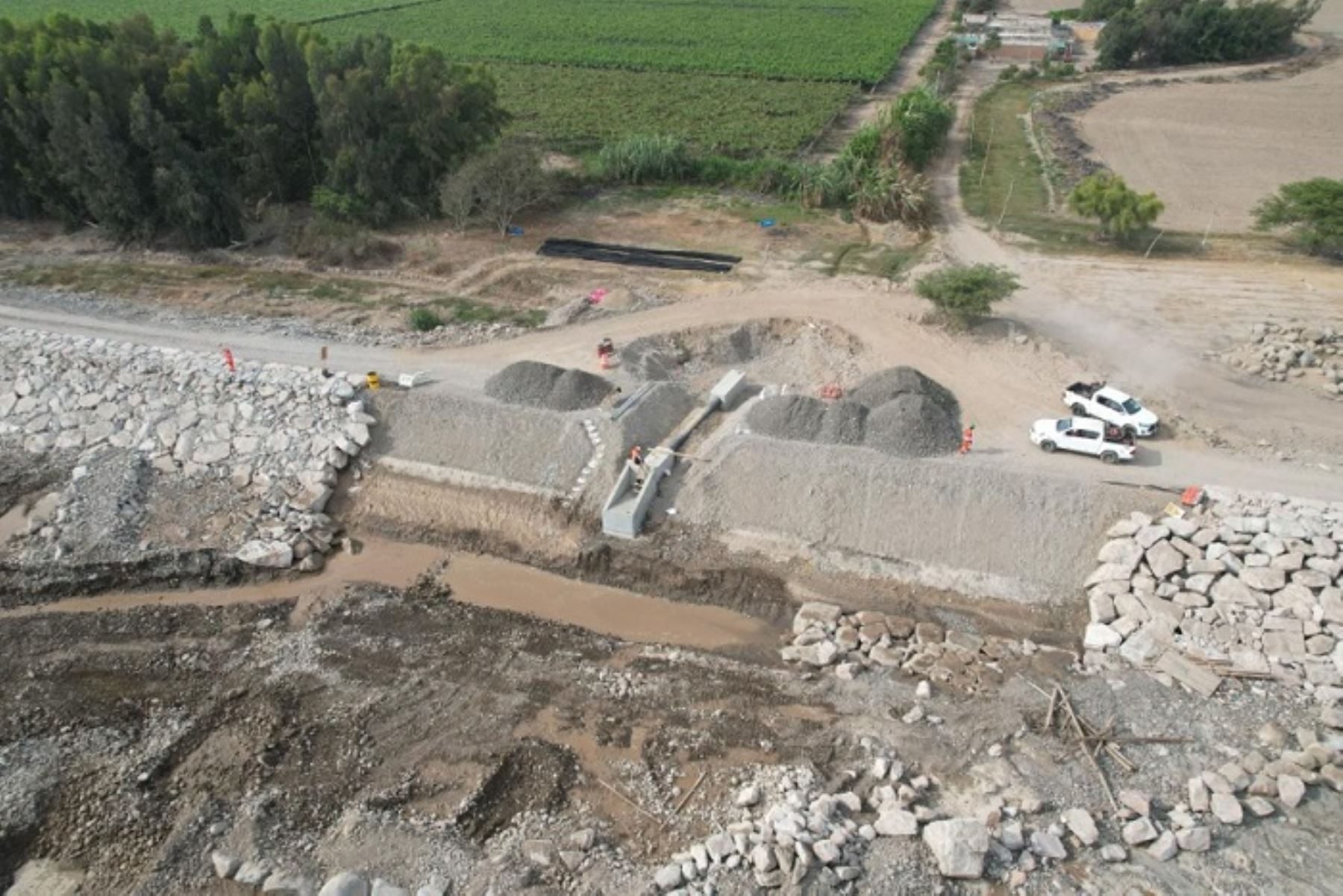 Obra incluye la construcción de defensas ribereñas (diques enrocados) con una extensión de 14.98 kilómetros en cinco tramos y puntos críticos del río Chincha.