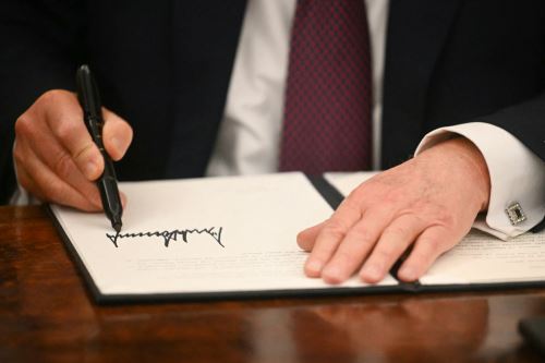 Este lunes, miembros de su equipo adelantaron a la prensa que Trump revisará la relación comercial de EE. UU. con China, Canadá y México. Foto: AFP