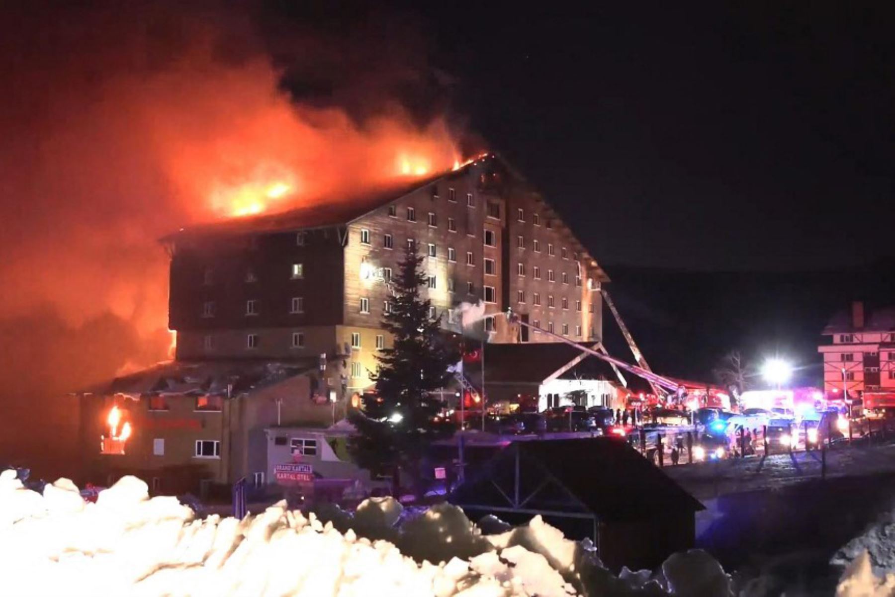 Al menos 69 personas han muerto y 68 más han resultado heridas en el incendio en un hotel de doce plantas en una estación de esquí en Turquía, donde se alojaban 238 personas. Foto: AFP