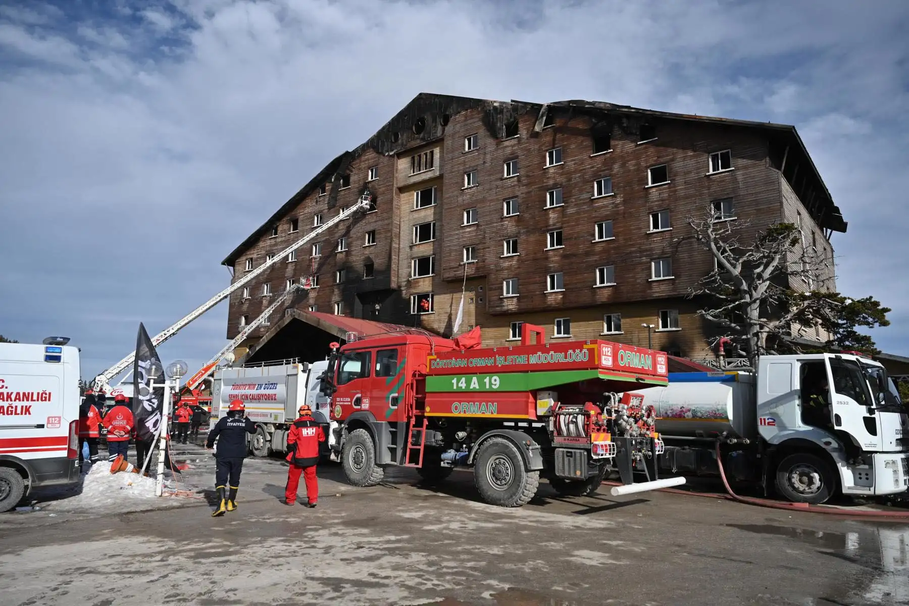 Según la cadena de televisión NTV, unas 300 personas, incluidos los empleados, se hallaban en el hotel en el momento del incendio, cuyas causas aún se desconocen. Foto: AFP