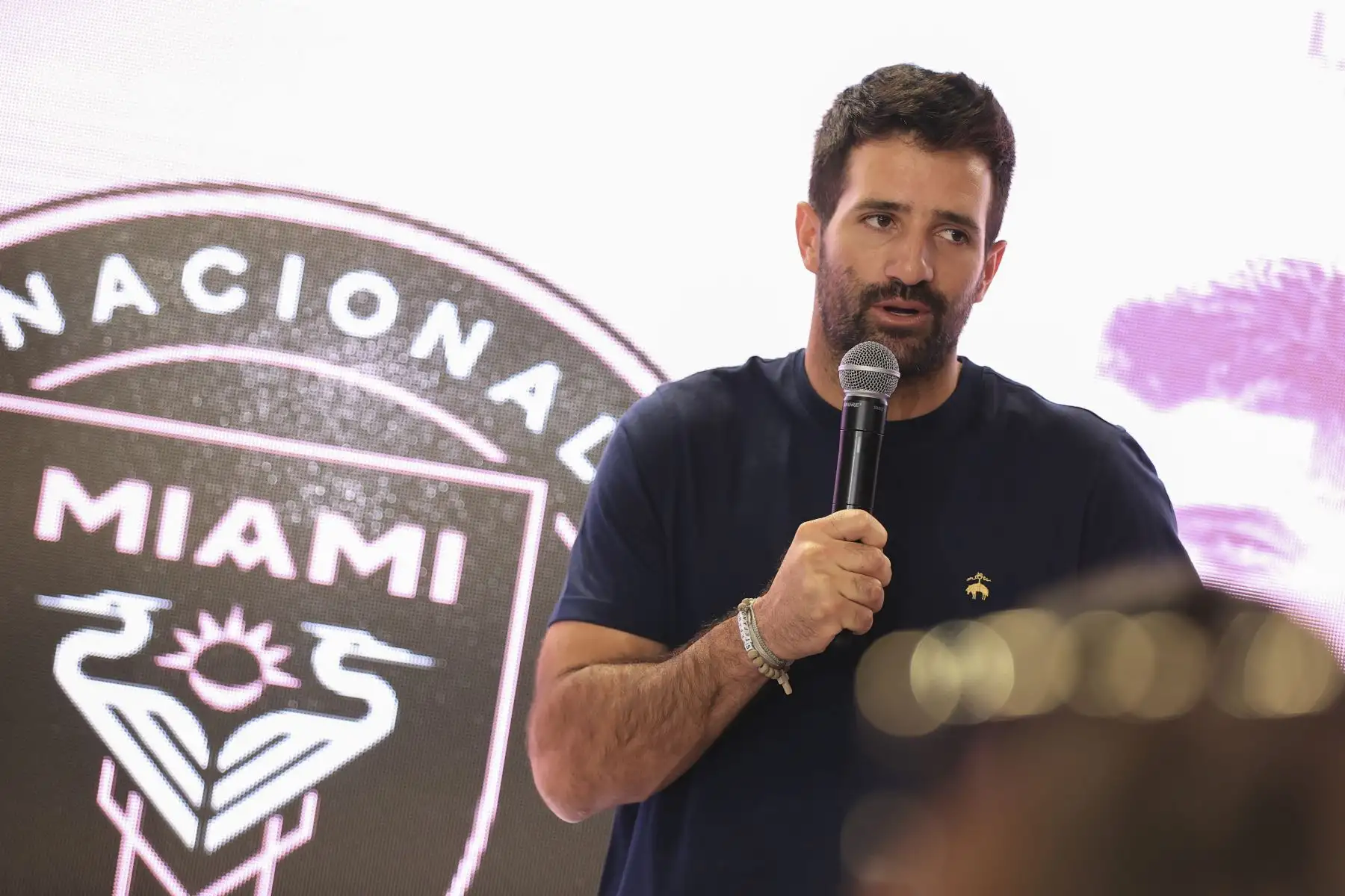 Pol Liza Ríos, CEO de Long Play Entertainment, productora del partido de exhibición entre Universitario de Deportes e Inter de Miami, brindó detalles de la seguridad y artistas que estarán presentes en el evento. Estuvo acompañado del medallista olímpico Stefano Peschiera. Foto: ANDINA/Jhonel Rodríguez Robles