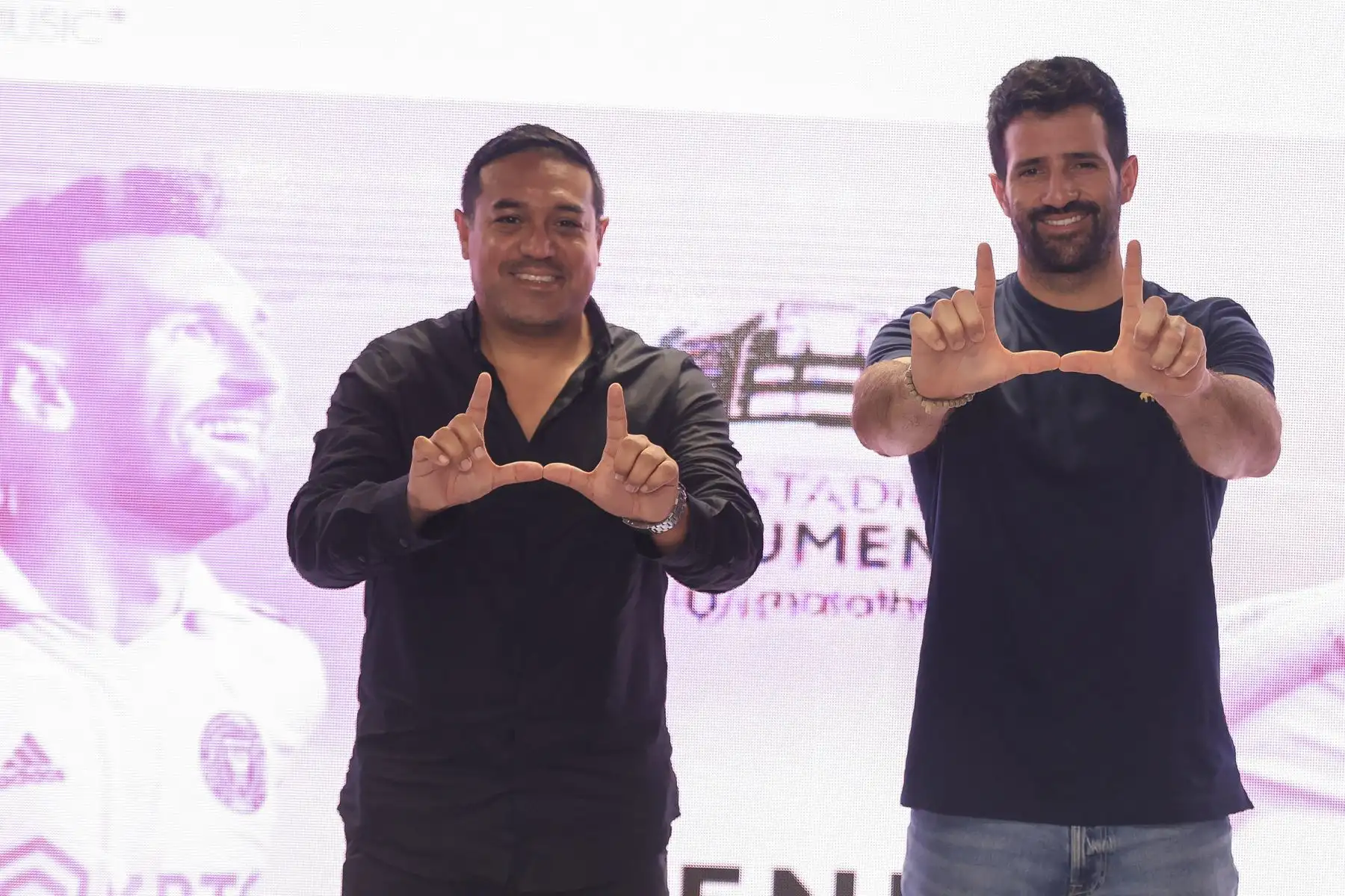 Pol Liza Ríos, CEO de Long Play Entertainment, productora del partido de exhibición entre Universitario de Deportes e Inter de Miami, brindó detalles de la seguridad y artistas que estarán presentes en el evento. Estuvo acompañado del medallista olímpico Stefano Peschiera. Foto: ANDINA/Jhonel Rodríguez Robles