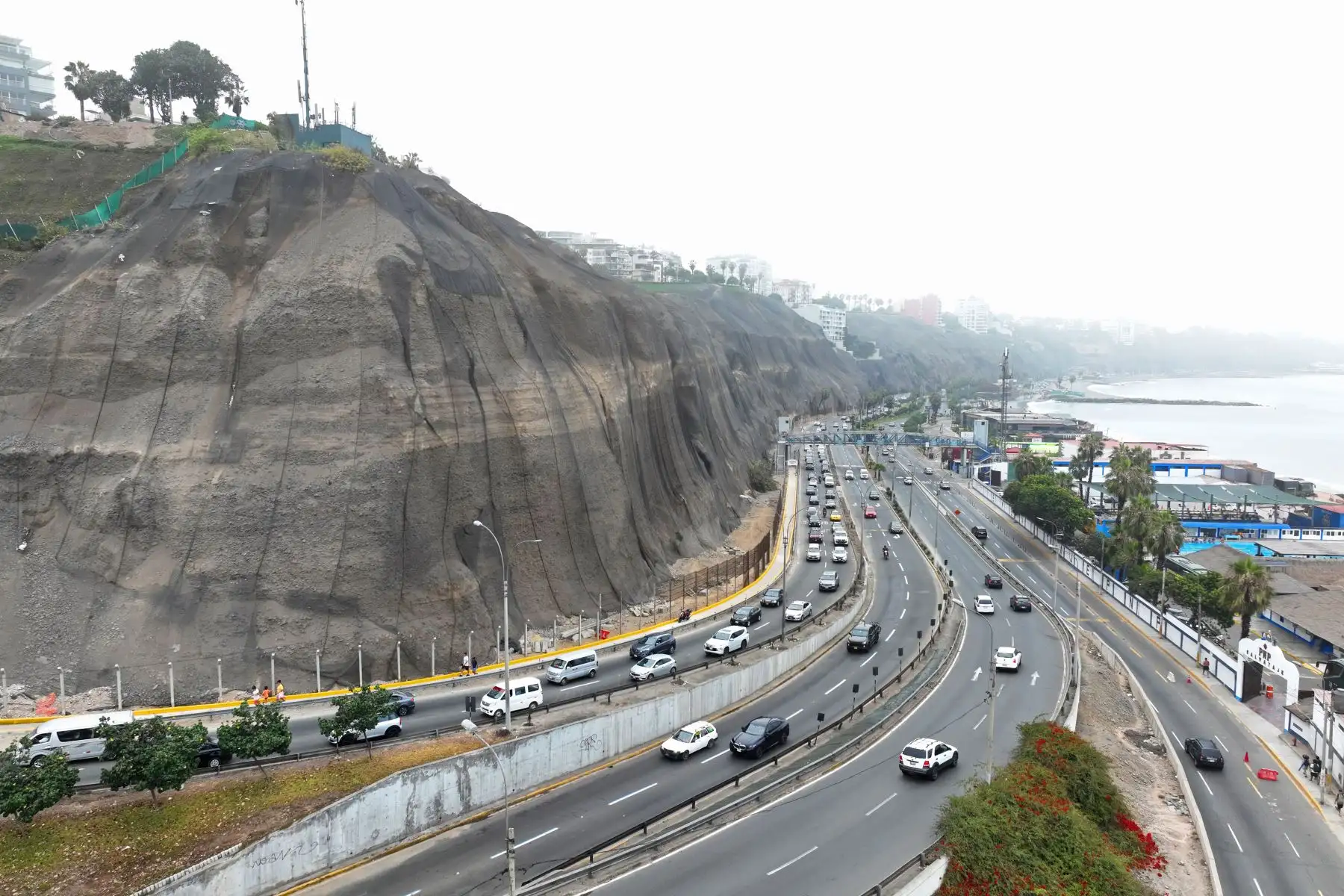 Congestión vehicular en el circuito de playas de la Costa Verde, por el cierre de uno de los sentidos de la bajada de Armendáriz, por las obras inconclusas del Corredor Turístico Miraflores – Barranco. Foto: ANDINA/Daniel Bracamonte