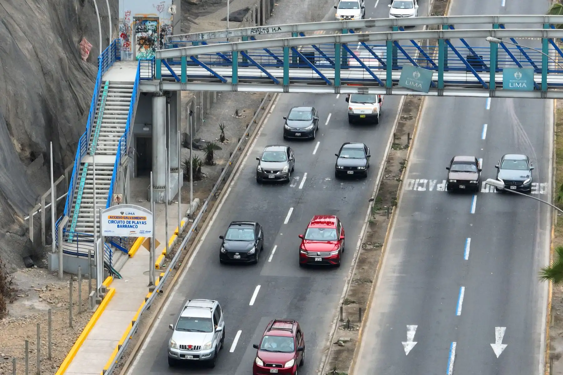 Congestión vehicular en el circuito de playas de la Costa Verde, por el cierre de uno de los sentidos de la bajada de Armendáriz, por las obras inconclusas del Corredor Turístico Miraflores – Barranco. Foto: ANDINA/Daniel Bracamonte