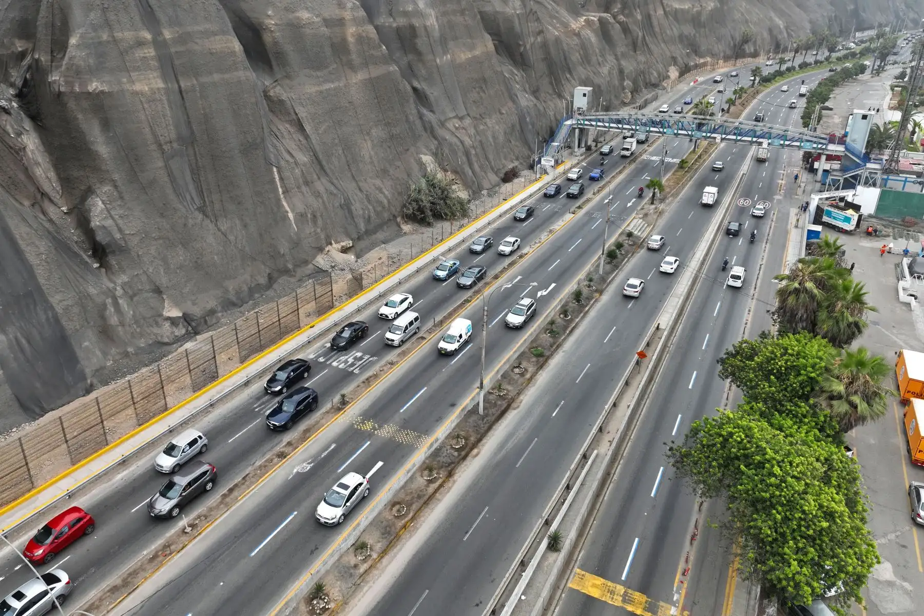 Congestión vehicular en el circuito de playas de la Costa Verde, por el cierre de uno de los sentidos de la bajada de Armendáriz, por las obras inconclusas del Corredor Turístico Miraflores – Barranco. Foto: ANDINA/Daniel Bracamonte