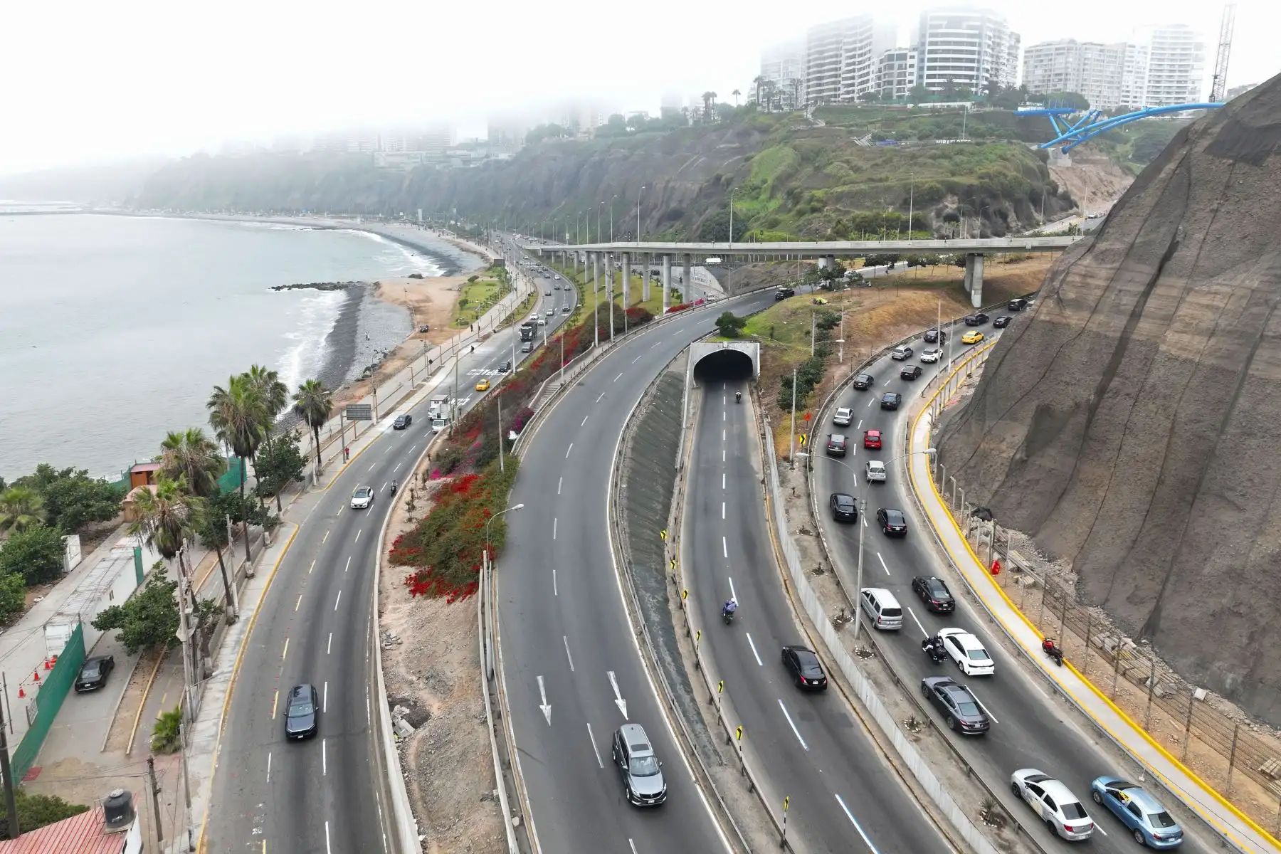Congestión vehicular en el circuito de playas de la Costa Verde, por el cierre de uno de los sentidos de la bajada de Armendáriz, por las obras inconclusas del Corredor Turístico Miraflores – Barranco. Foto: ANDINA/Daniel Bracamonte