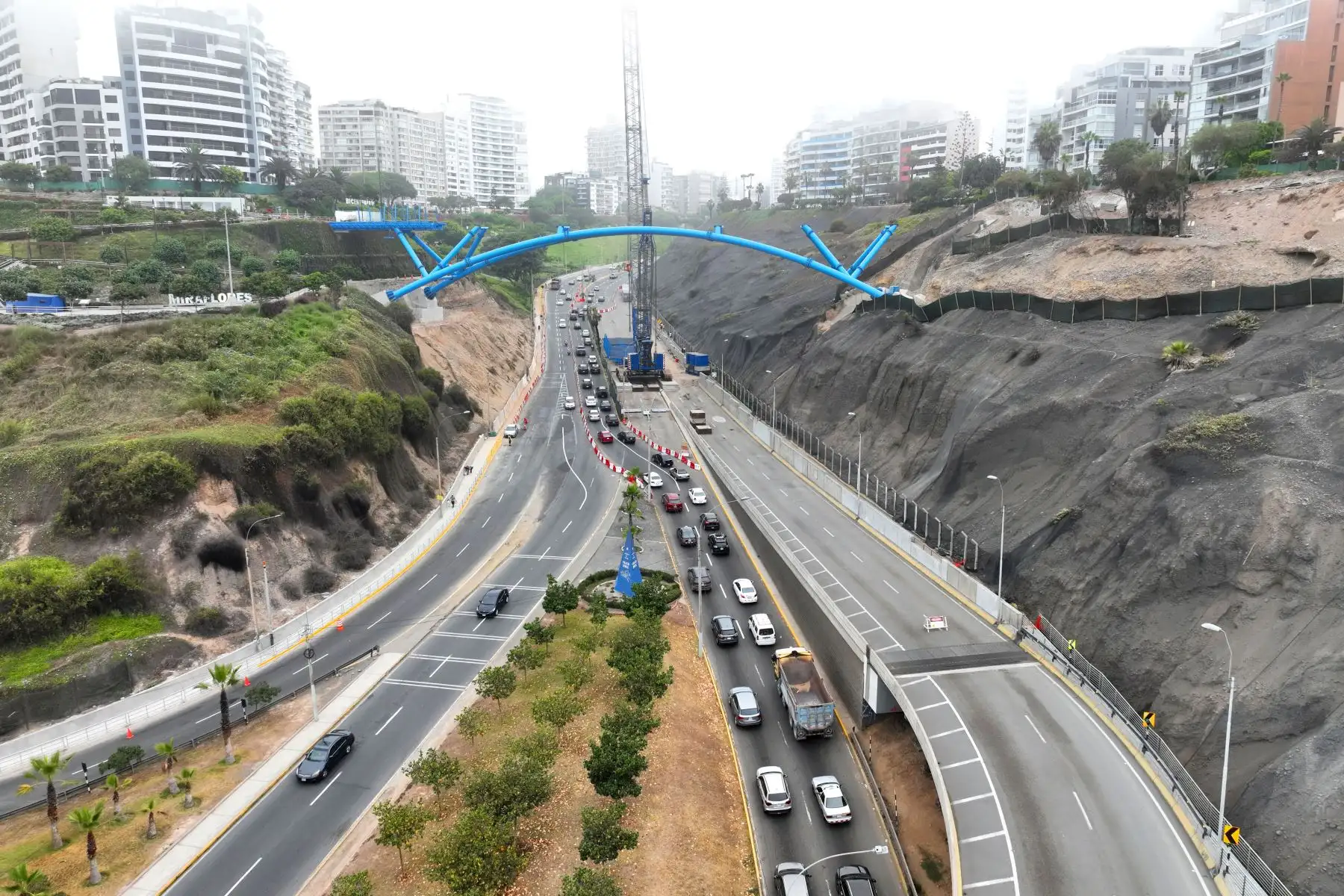 En diciembre de 2024, la Municipalidad de Miraflores paralizó las obras sobre la bajada Armendáriz tras la resolución del contrato con la empresa Incot S.A.C. debido a incumplimientos reiterados en los plazos de entrega de la obra “Mejoramiento y ampliación de los servicios turísticos del corredor turístico Malecón de la Reserva” cerca de la Costa Verde. Foto: ANDINA/Daniel Bracamonte