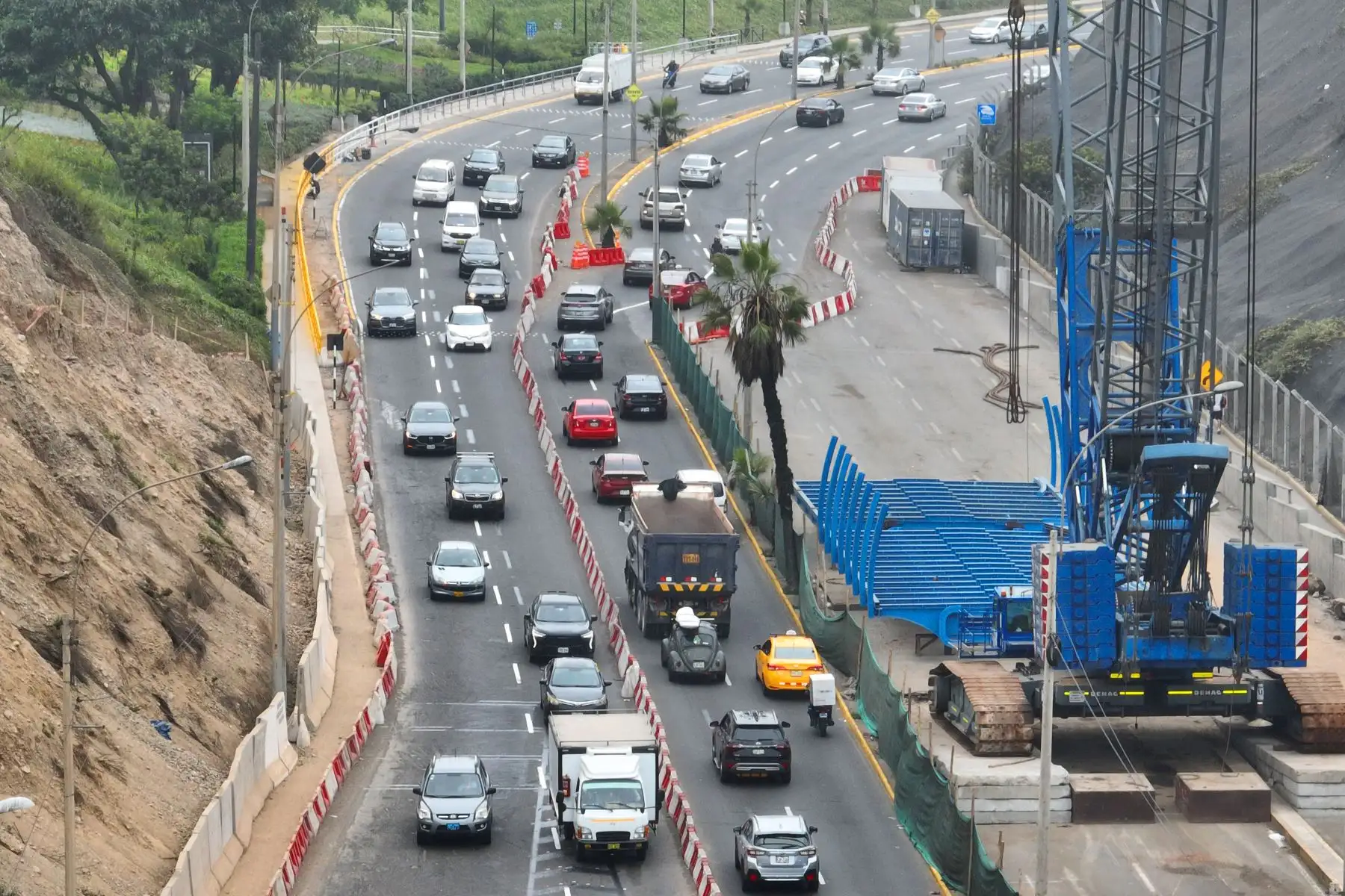 Se colocaron rejas en el ingreso hacia la bajada de Armendáriz, lo que genera que los vehículos que circulan de norte a sur, que se dirigen a los distritos de Miraflores o Barranco, tengan que avanzar a la siguiente salida para poder girar a la izquierda, causando una gran cola de unidades que avanzan lentamente hacia la Costa Verde. Foto: ANDINA/Daniel Bracamonte
