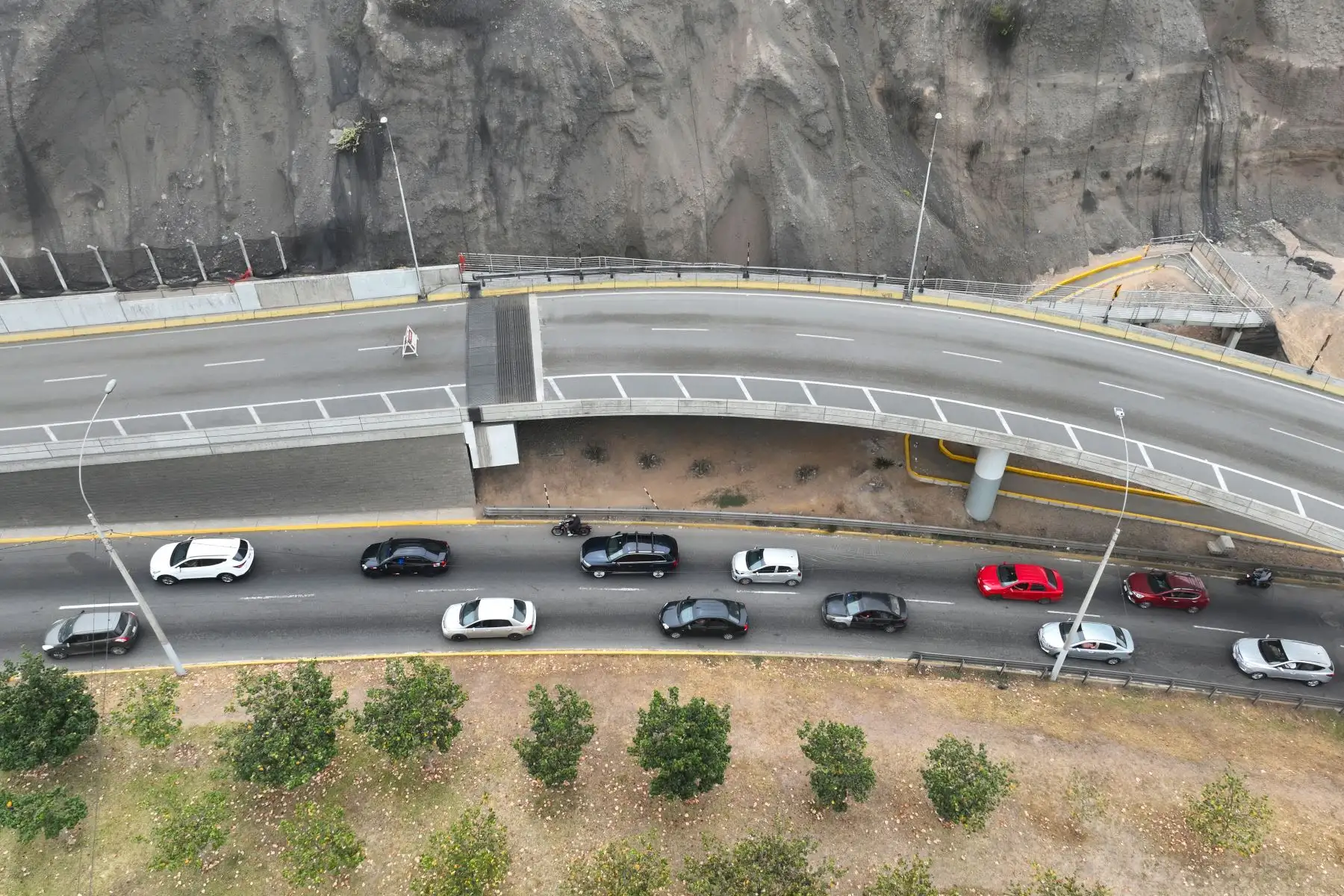 En el sentido de sur a norte de la Costa Verde, se observa que la bajada Armendáriz está abierta al tránsito vehicular, sin embargo hay congestión vehicular por la estrechez de la vía. Foto: ANDINA/Daniel Bracamonte