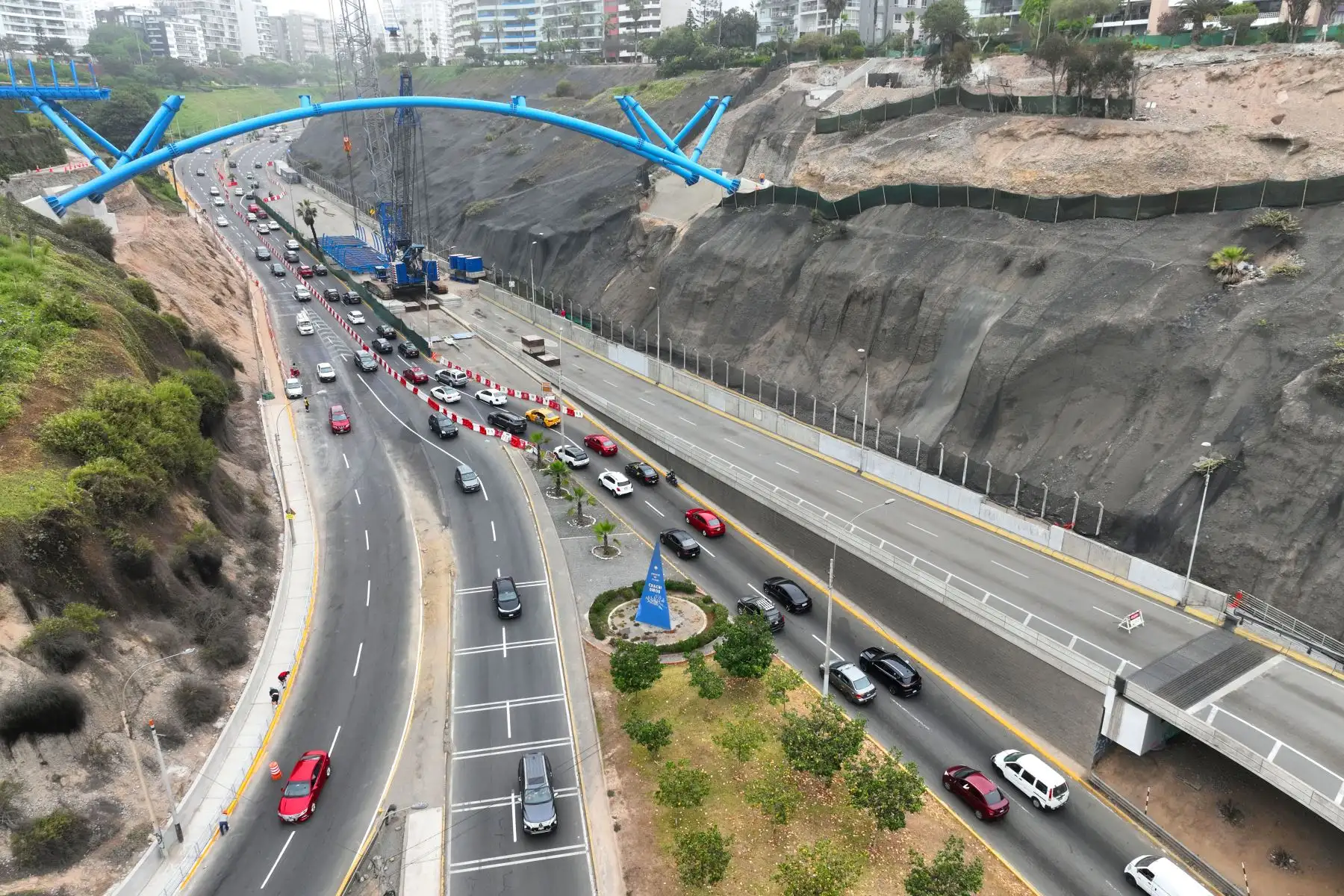 En el sentido de sur a norte de la Costa Verde, se observa que la bajada Armendáriz está abierta al tránsito vehicular, sin embargo hay congestión vehicular por la estrechez de la vía. Foto: ANDINA/Daniel Bracamonte
