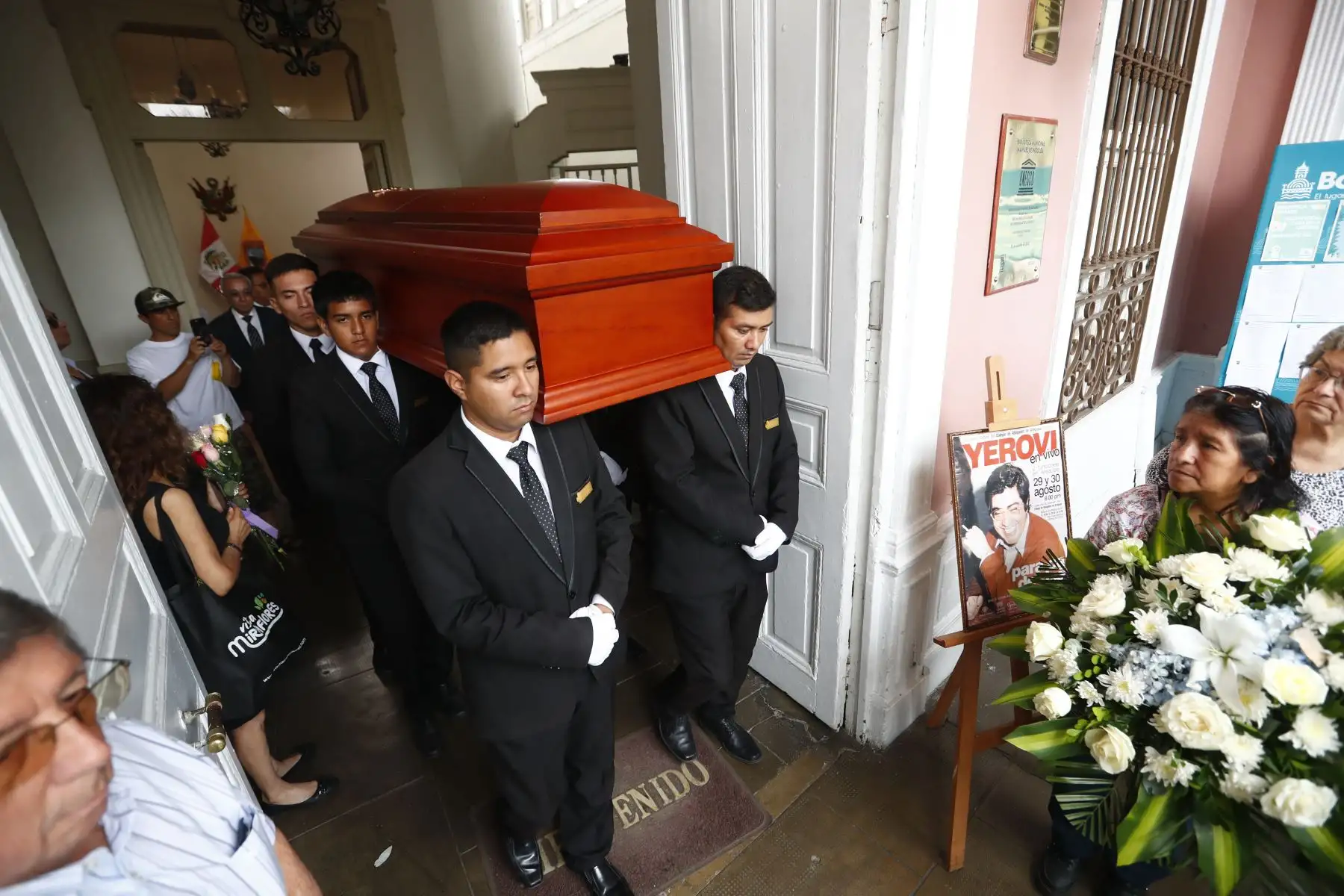 Desde la Biblioteca Central de Barranco, se realiza el velorio en honor al destacado humorista gráfico y caricaturista Nicolás Yerovi, fallecido recientemente, en donde sus familiares y amigos le dan el último adiós. Foto: ANDINA/Daniel Bracamonte