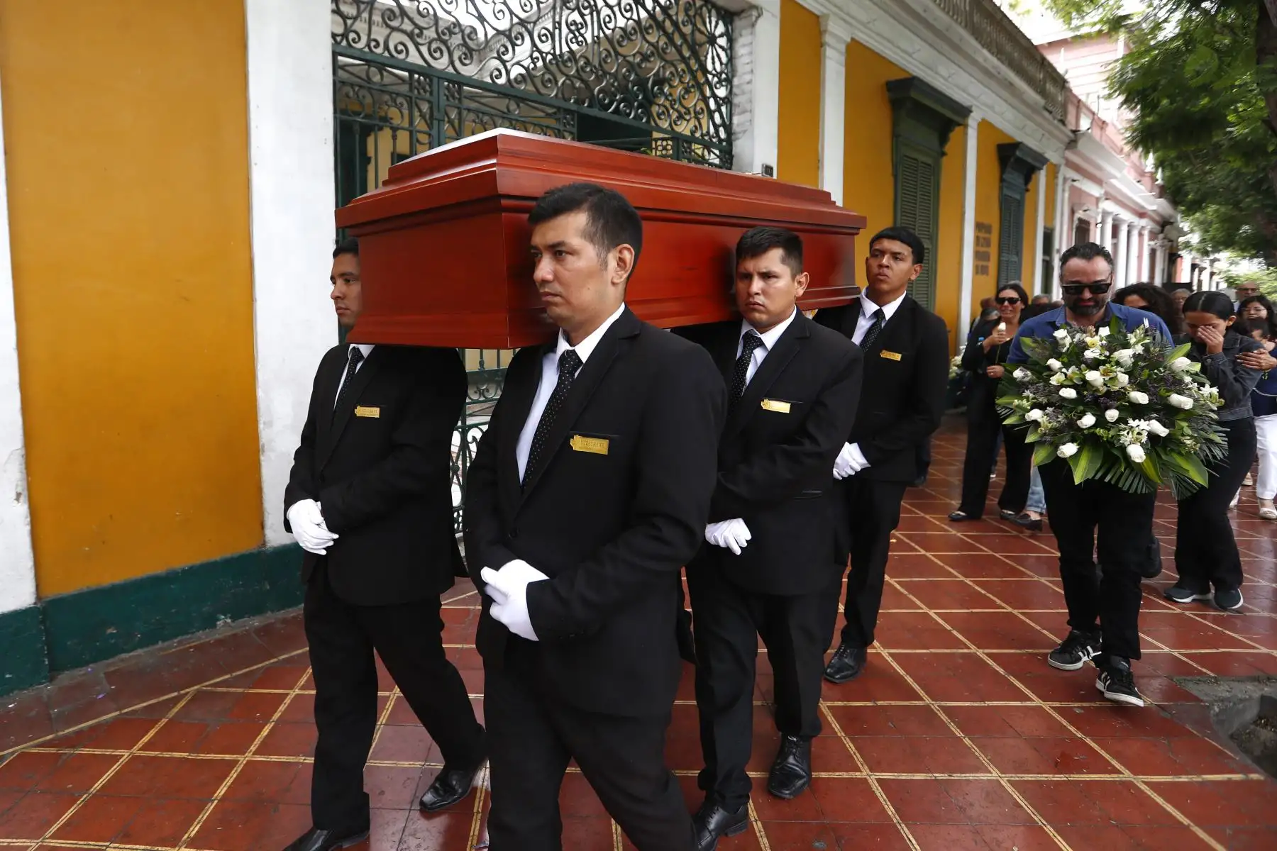 Desde la Biblioteca Central de Barranco, se realiza el velorio en honor al destacado humorista gráfico y caricaturista Nicolás Yerovi, fallecido recientemente, en donde sus familiares y amigos le dan el último adiós. Foto: ANDINA/Daniel Bracamonte