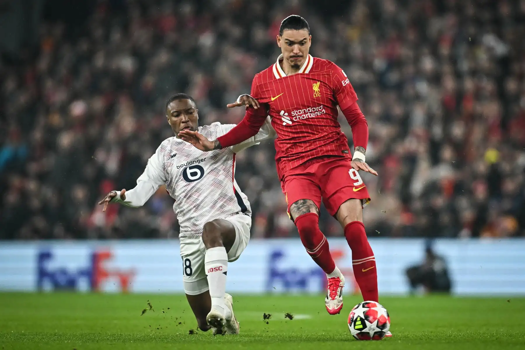 El defensor francés del Lille, Bafode Diakite lucha por el balón con el delantero uruguayo del Liverpool, Darwin Núñez durante el partido de fútbol de la Liga de Campeones de la UEFA entre Liverpool y Lille LOSC.
Foto: AFP