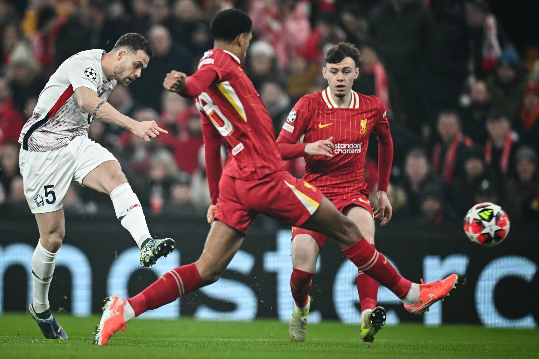 El defensor sueco de Lille, Gabriel Gudmundsson , dispara durante el partido de fútbol de la Liga de Campeones de la UEFA entre Liverpool y Lille LOSC en Anfield en Liverpool.
Foto: AFP