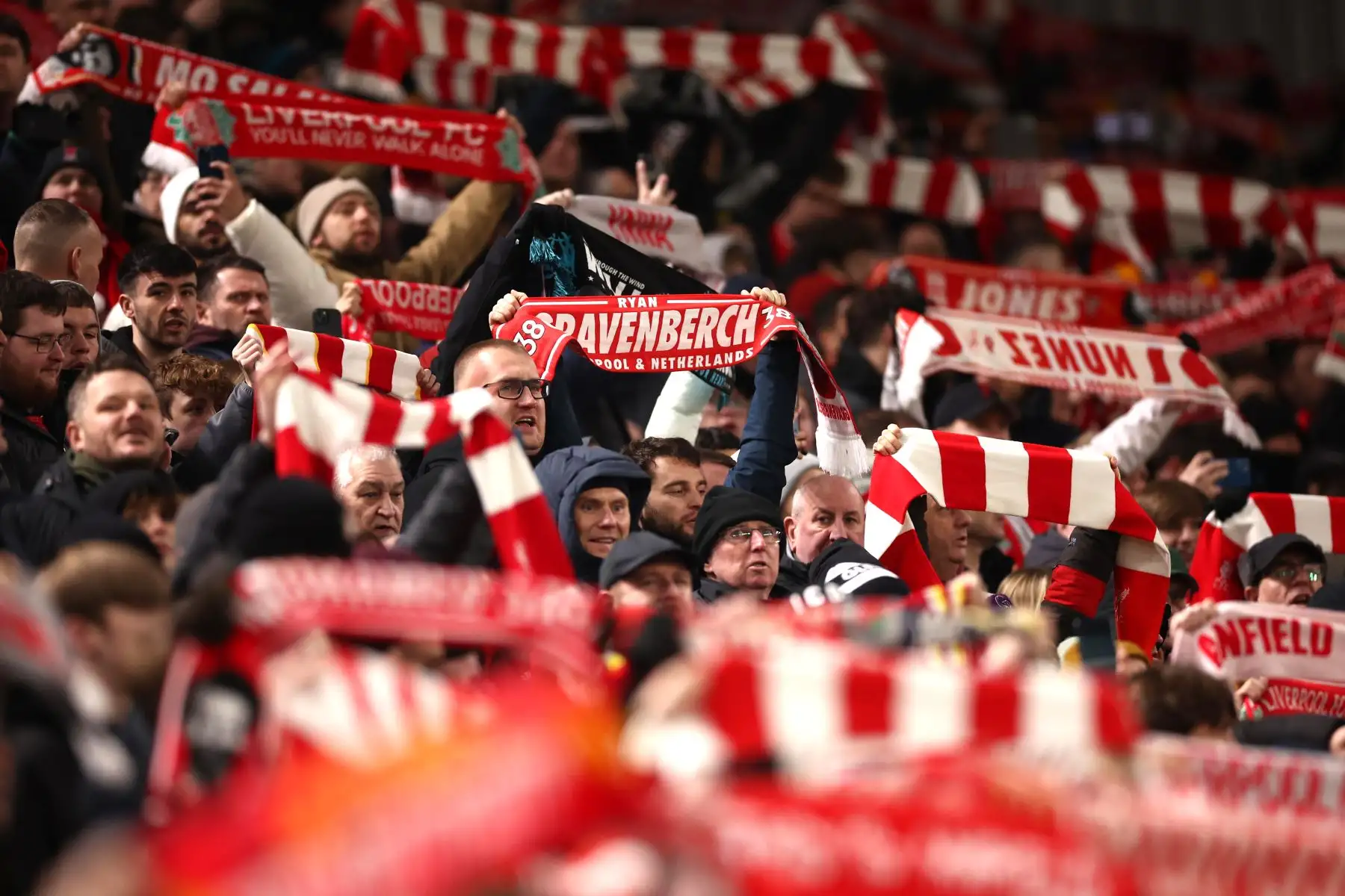 Los seguidores del Liverpool sostienen bufandas antes del partido de la fase de liga de la Liga de Campeones de la UEFA entre el Liverpool FC y el LOSC Lille, en Liverpool, Gran Bretaña.
Foto: EFE