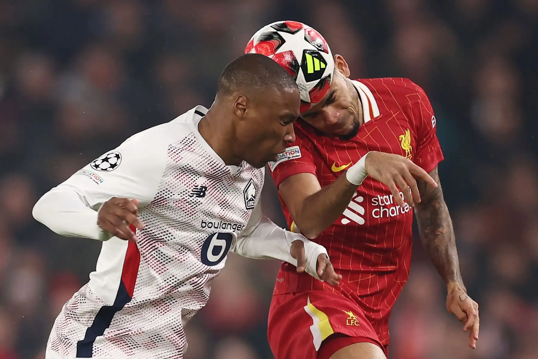 Bafode Diakite de Lille y Luis Díaz de Liverpool en acción durante el partido de la fase de la Liga de Campeones de la UEFA entre el Liverpool FC y LOSC Lille, en Liverpool, Gran Bretaña.
Foto: EFE
