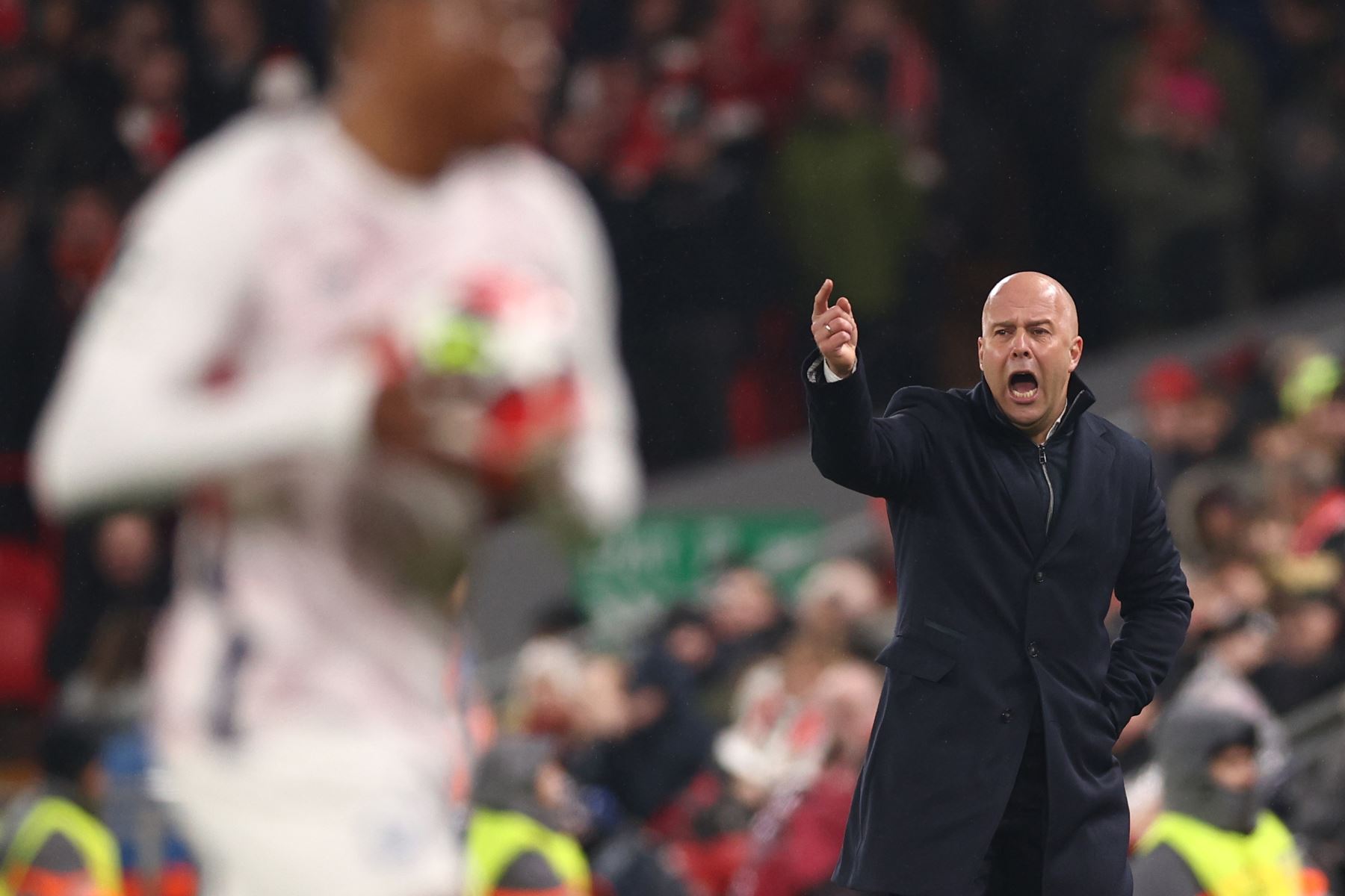 El entrenador del Liverpool, Arne Slot, hace gestos durante el partido de fase de la Liga de Campeones de la UEFA entre el Liverpool FC y el LOSC Lille, en Liverpool.
Foto: EFE