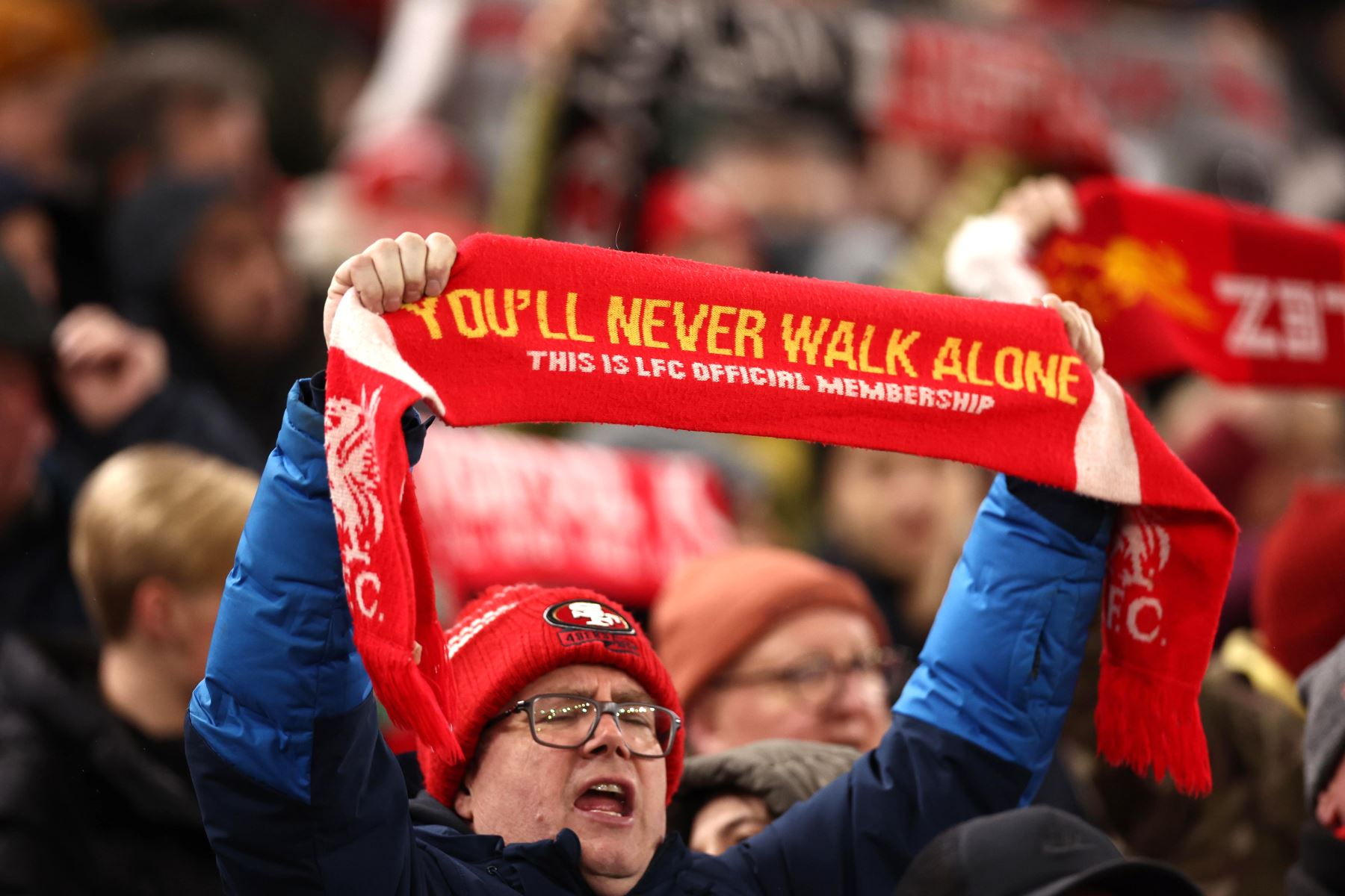 Los seguidores del Liverpool sostienen pañuelos antes del partido de fase de la Liga de Campeones de la UEFA entre el Liverpool FC y el LOSC Lille, en Liverpool, Gran Bretaña.
Foto: EFE