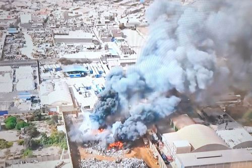 Huachipa: Bomberos combaten incendio en almacén de desechos. Foto: ANDINA/capturaTV